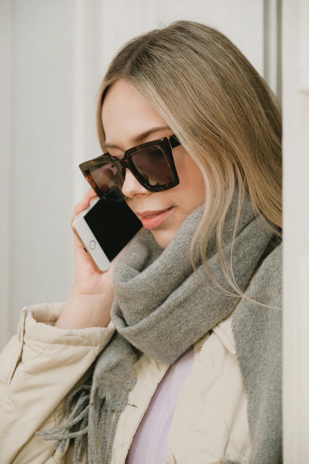 Une femme parle au téléphone ⏐ Source : Pexels