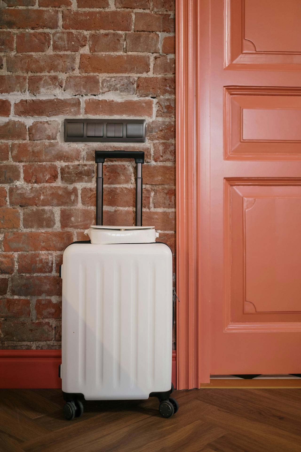 A suitcase by the door | Source: Pexels