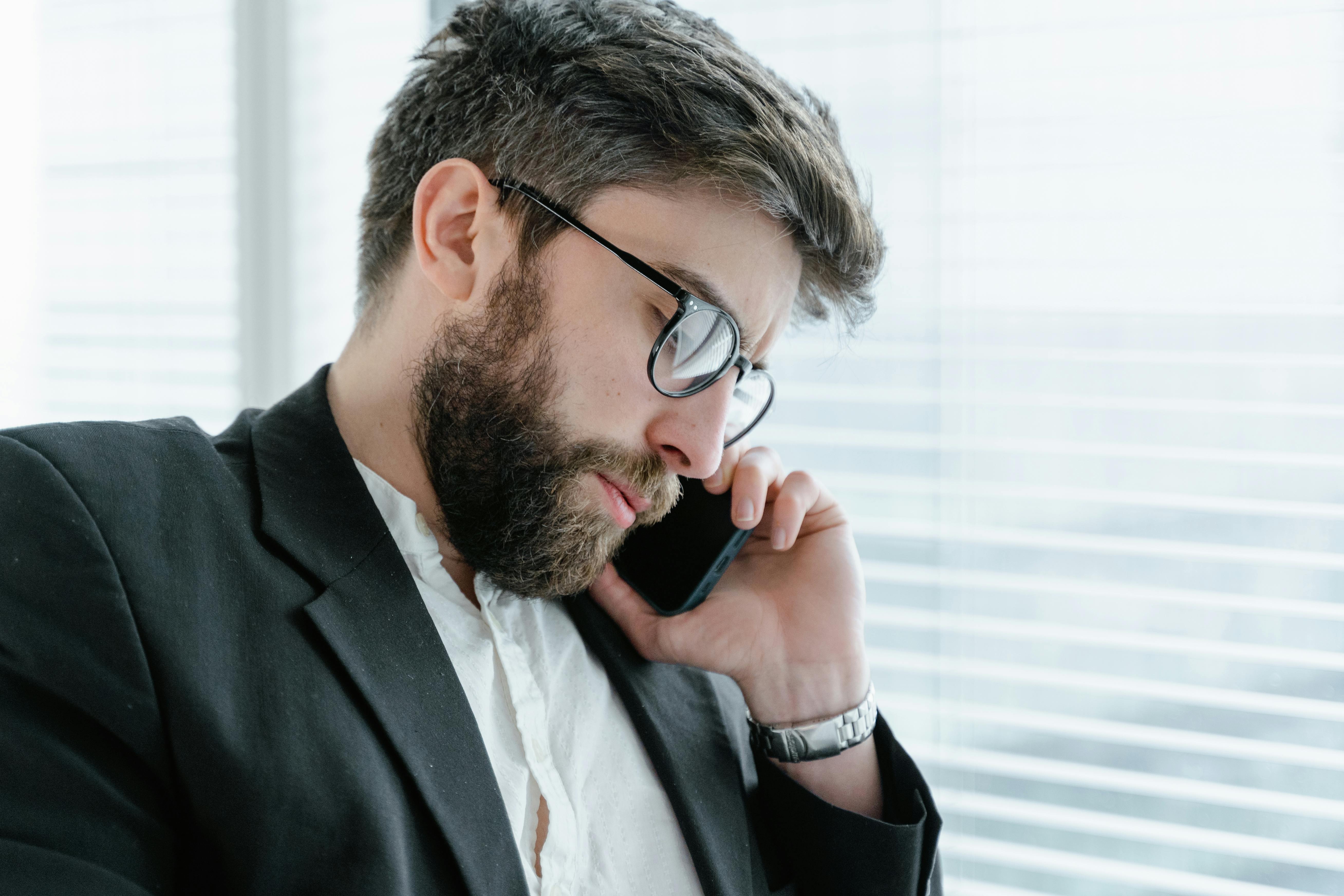 Man in a suit making a phone call | Source: Pexels