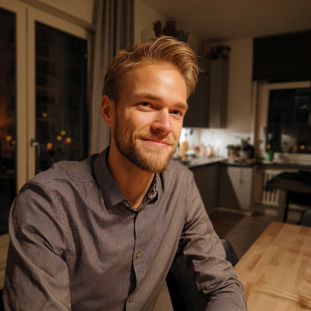 A smiling man sitting at a kitchen table | Source: Midjourney