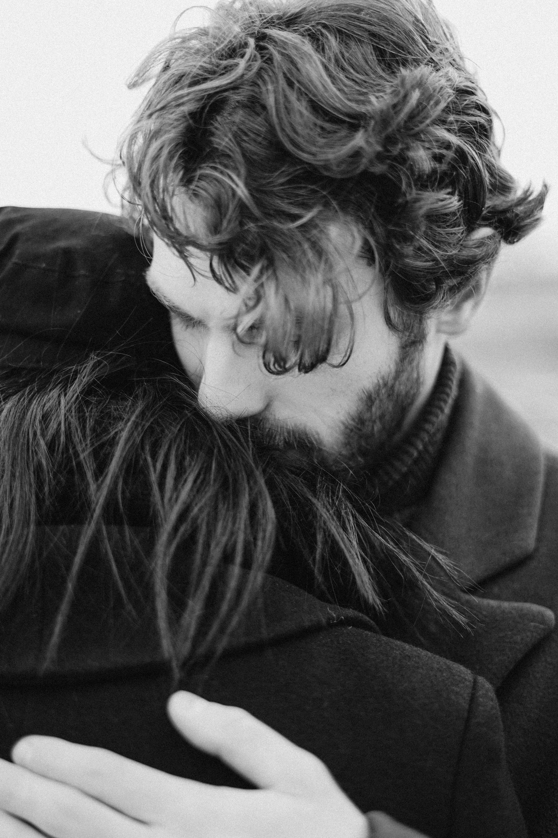 A grayscale photo of a couple hugging | Source: Pexels