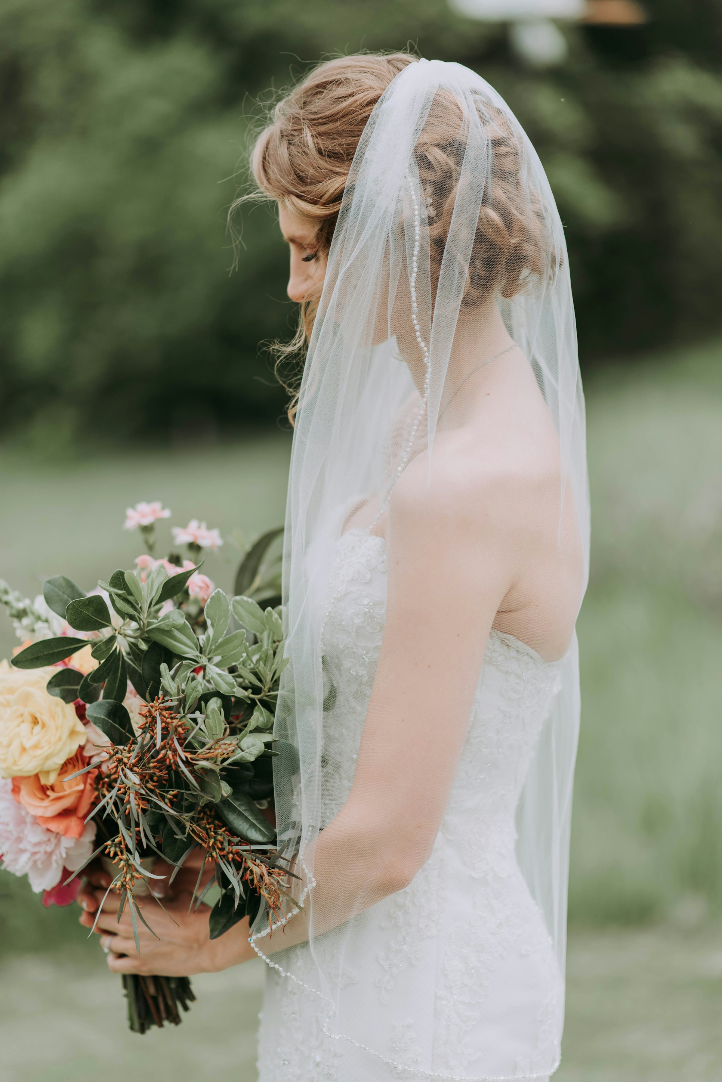 A bride holding a bouquet of flowers | Source: Unsplash