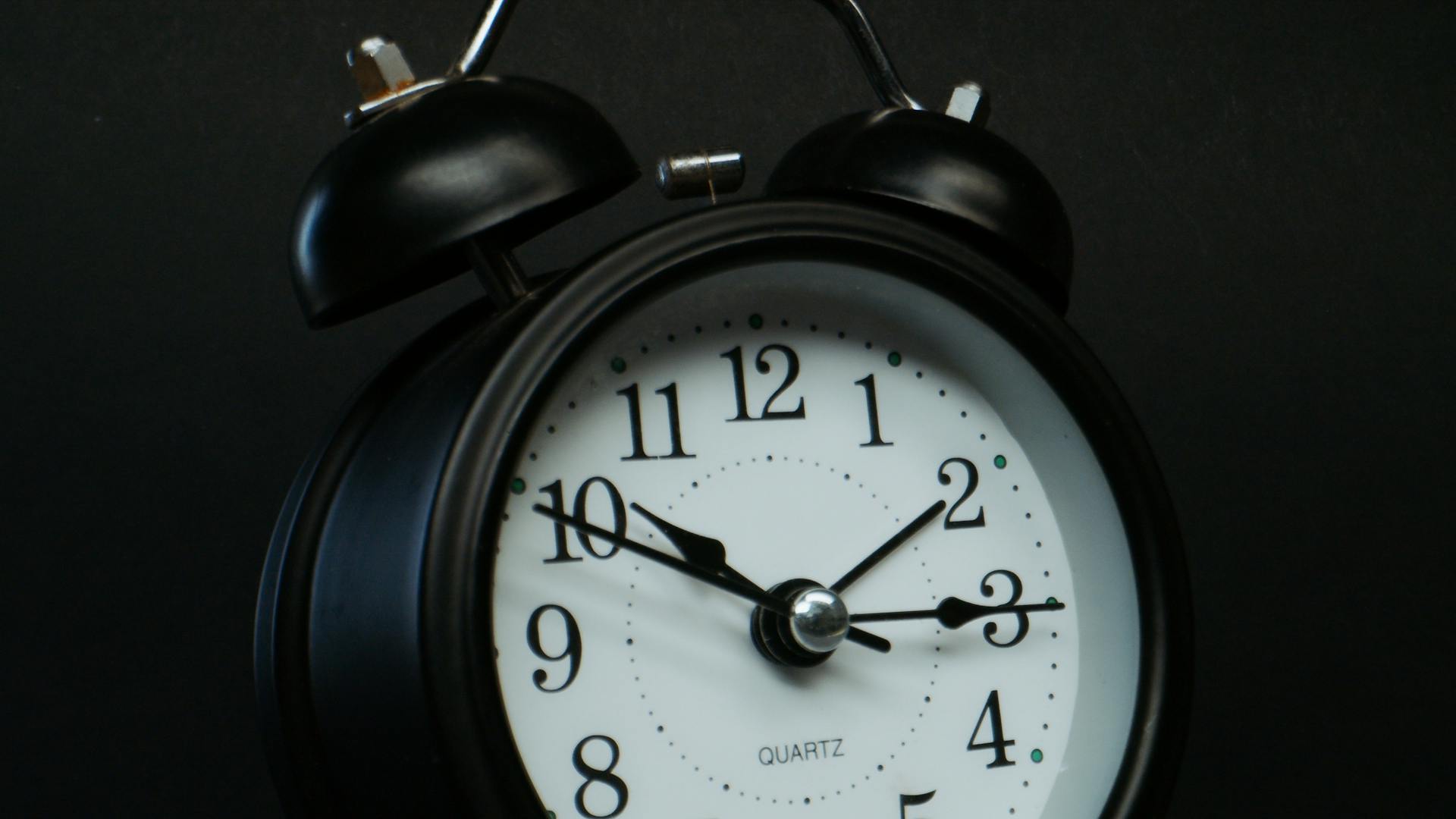 A black alarm clock | Source: Pexels
