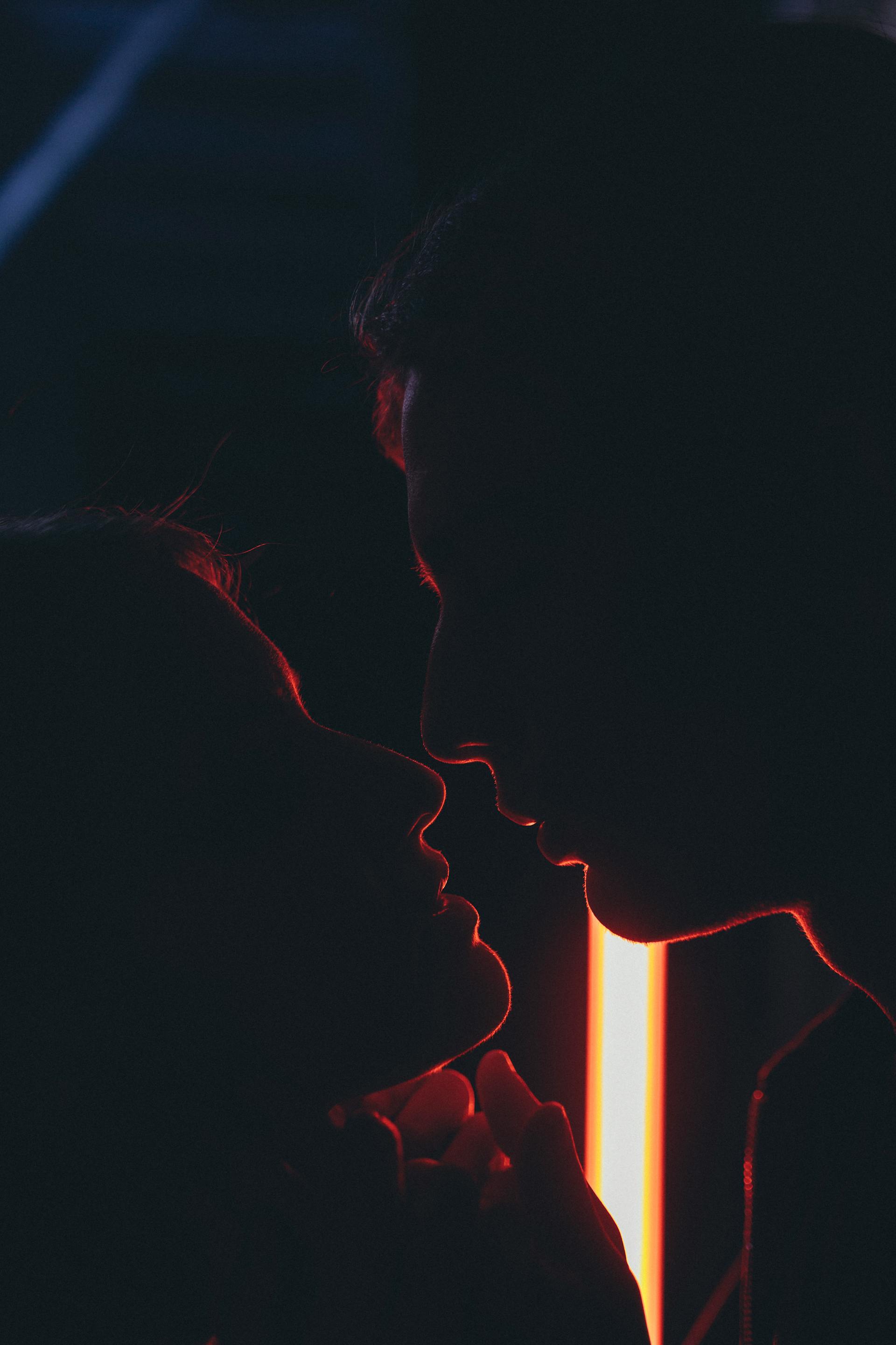 Silhouette of a couple in the dark | Source: Pexels