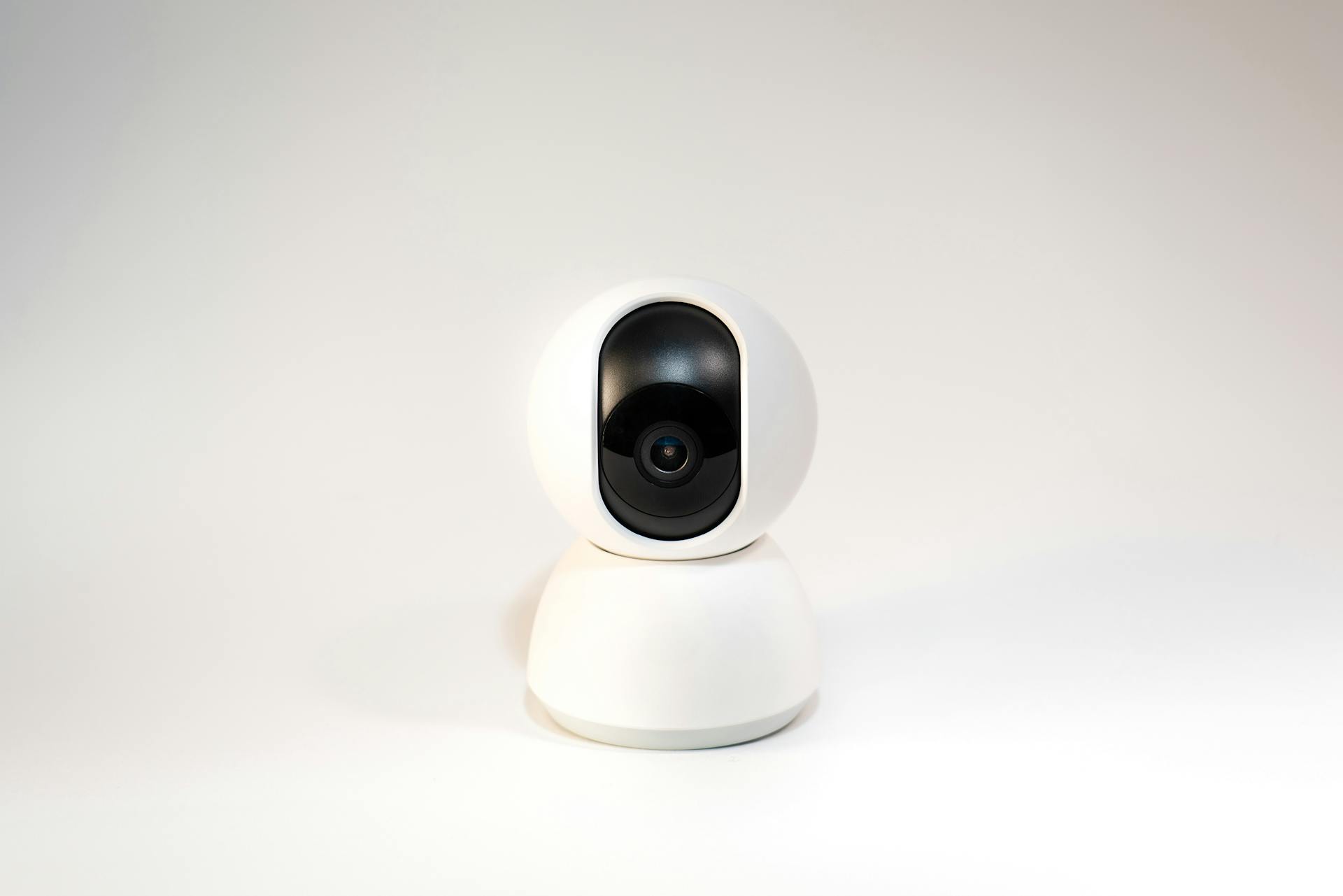 A smart home security camera | Source: Pexels