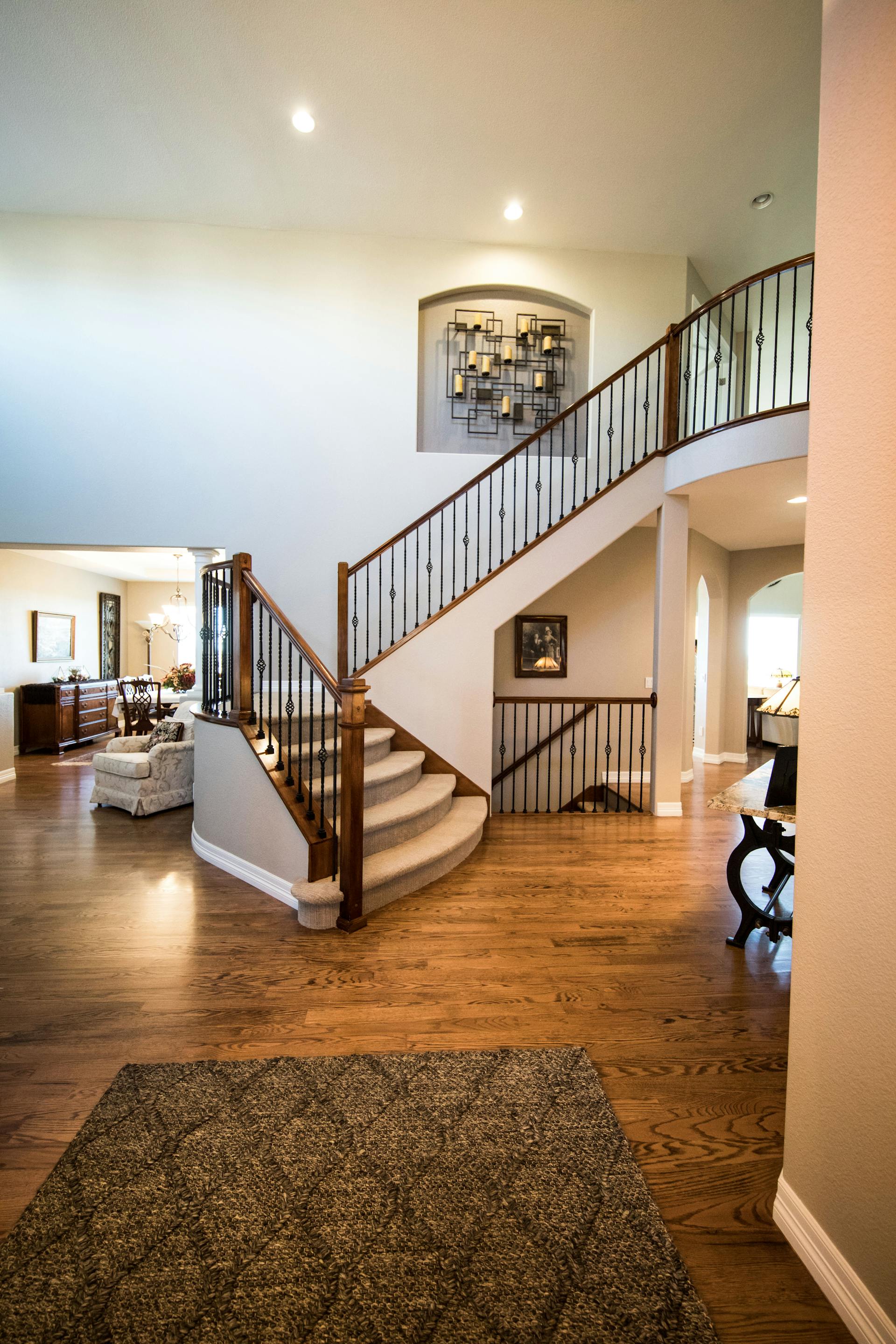 A rug in an entrance hall | Source: Pexels