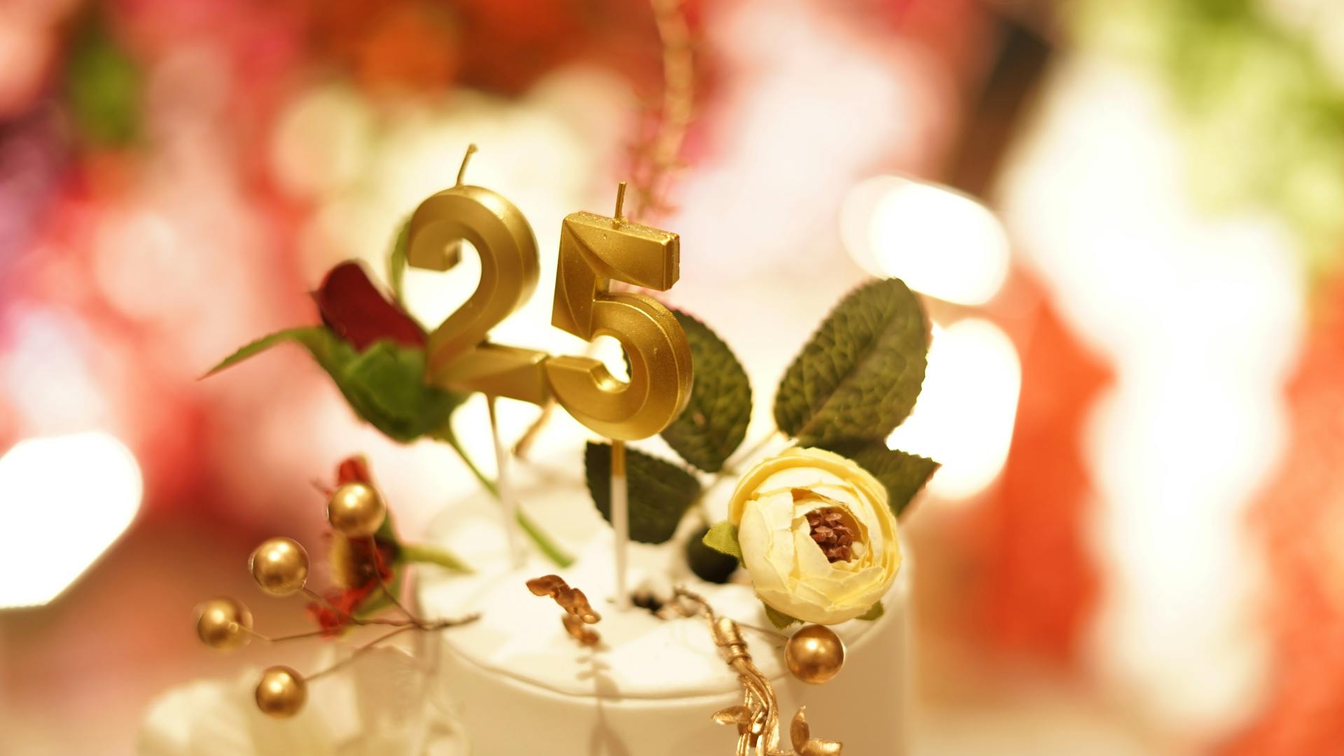 A golden 25th anniversary cake topper with flowers | Source: Pexels