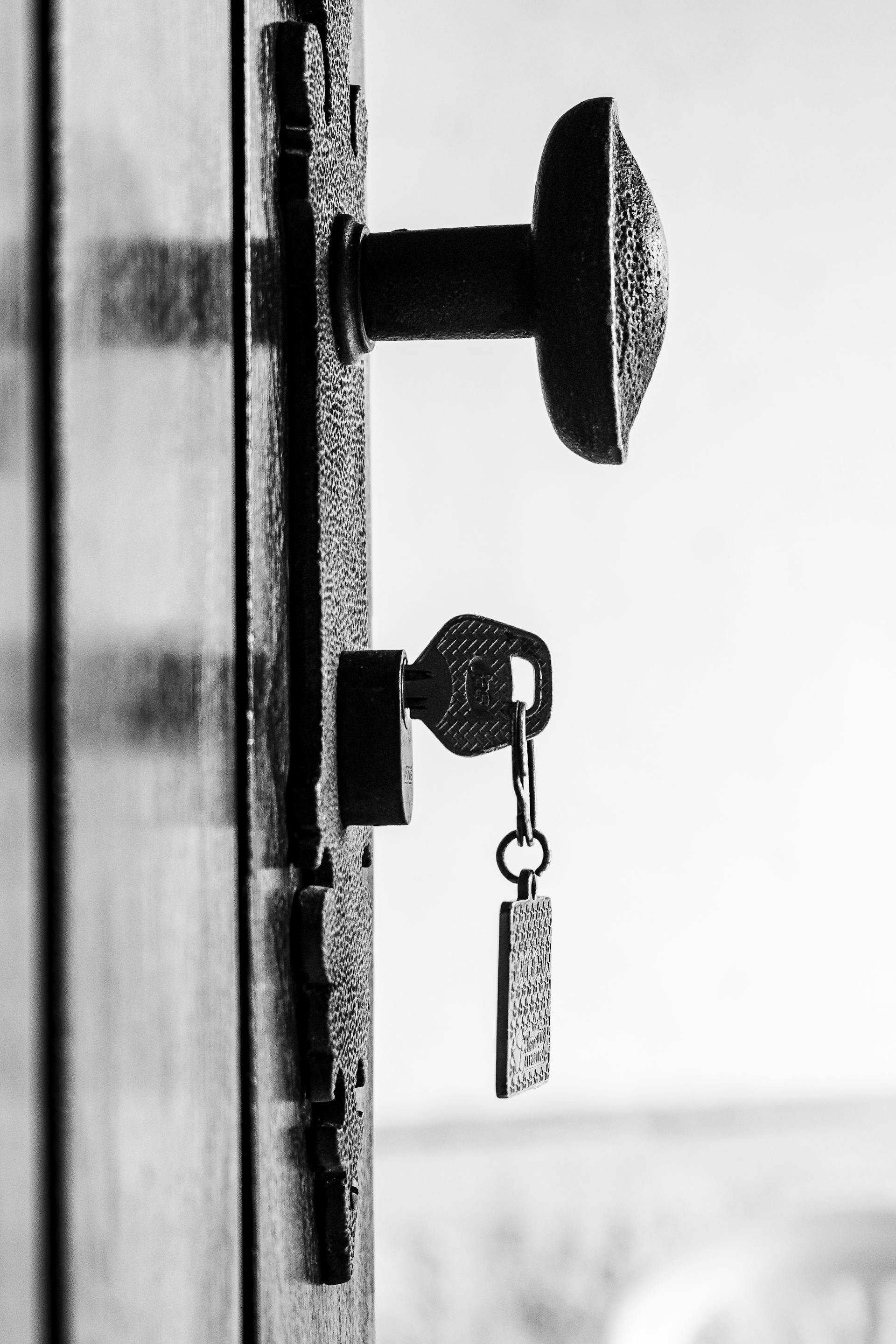 A key in a door lock | Source: Pexels