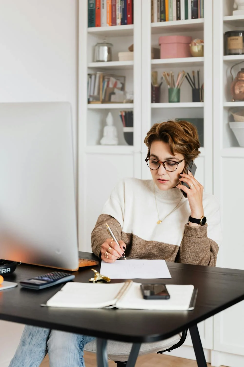 A woman on her phone | Source: Pexels