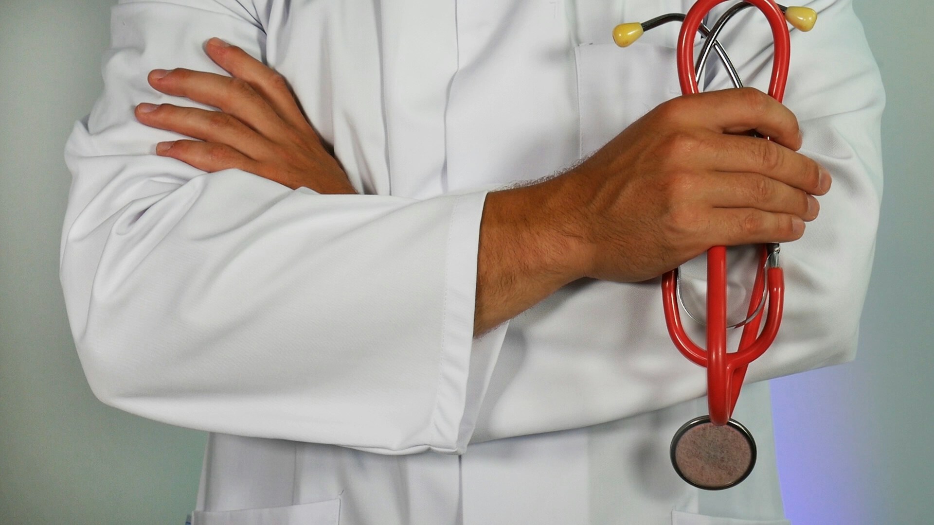 Close-up shot of a doctor with his arms crossed | Source: Unsplash