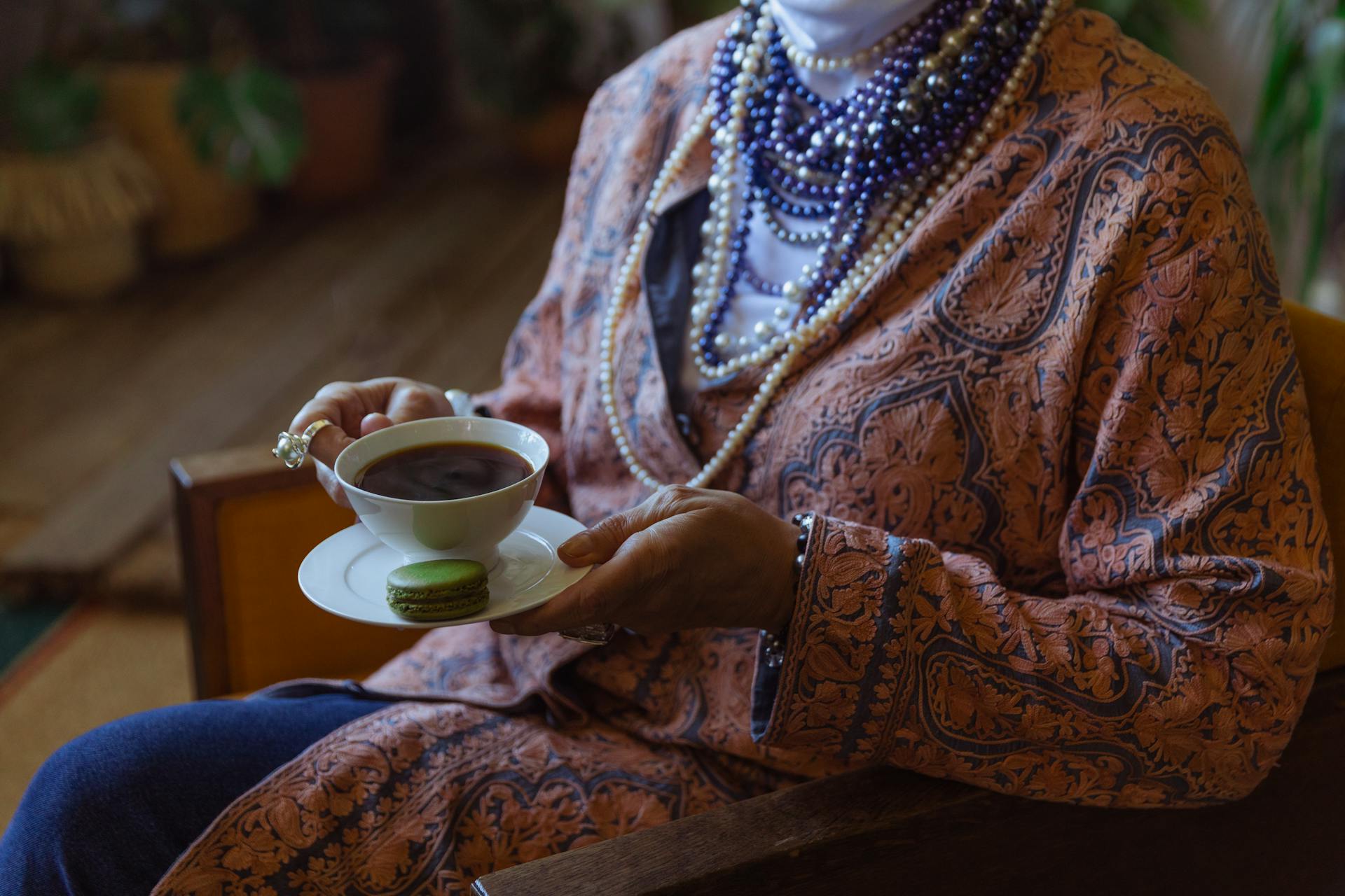 An elegant older woman holding a cup of coffee | Source: Pexels