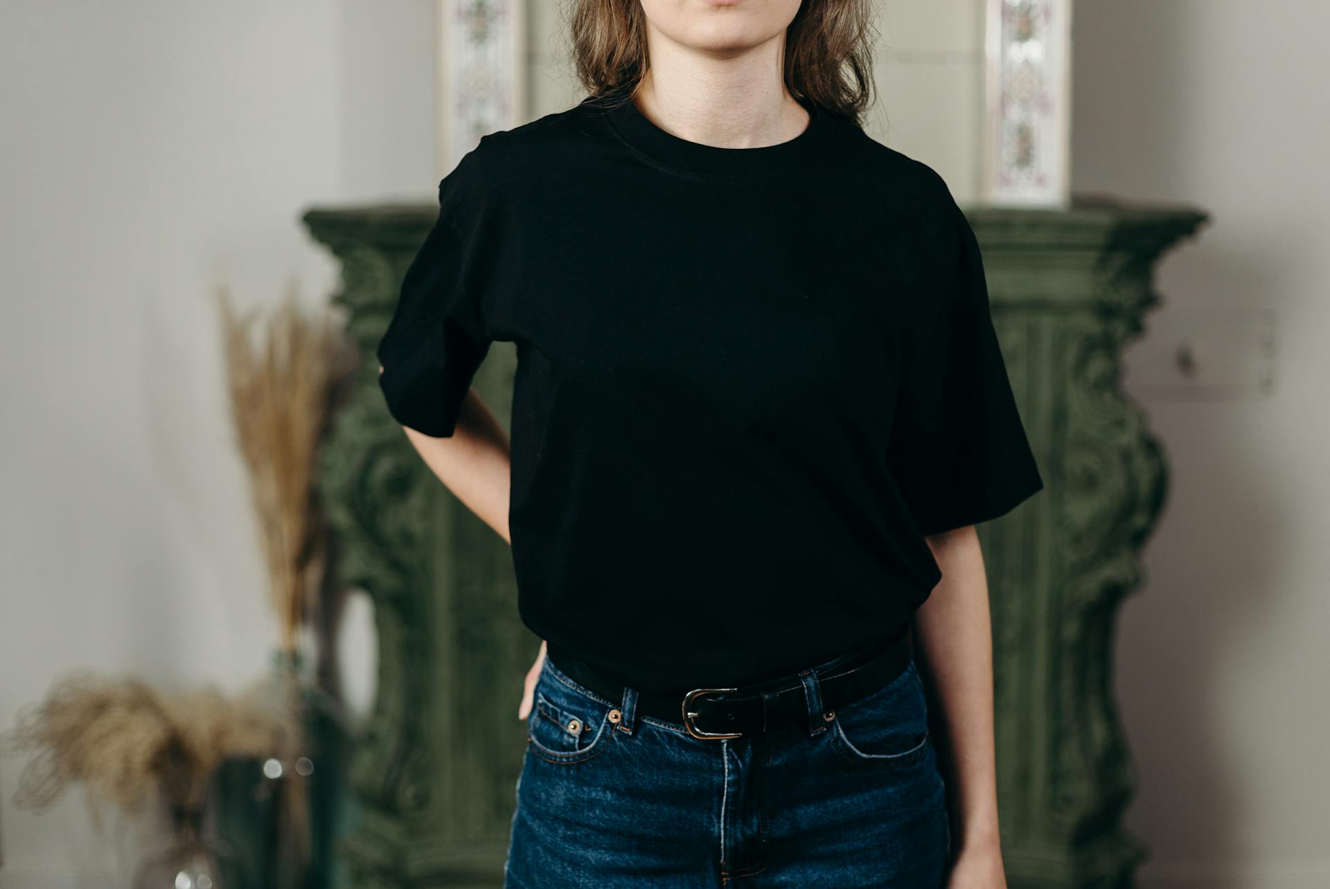 A teen girl wearing a t-shirt | Source: Pexels