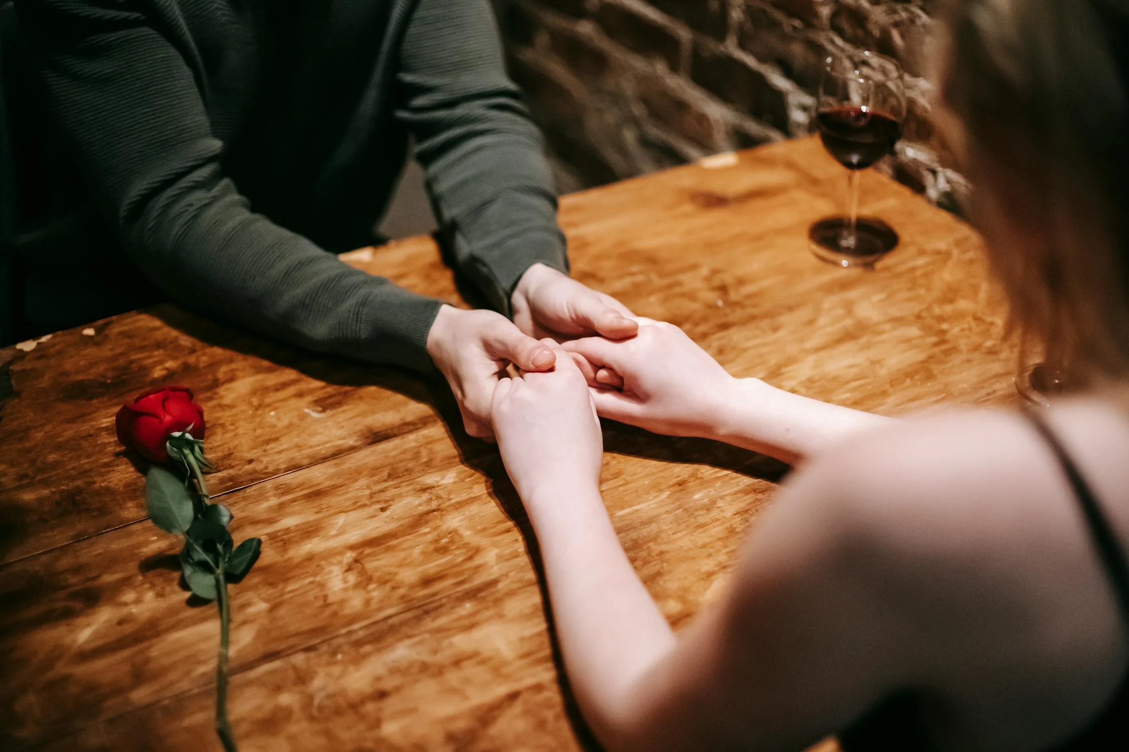 A couple holding hands | Source: Pexels