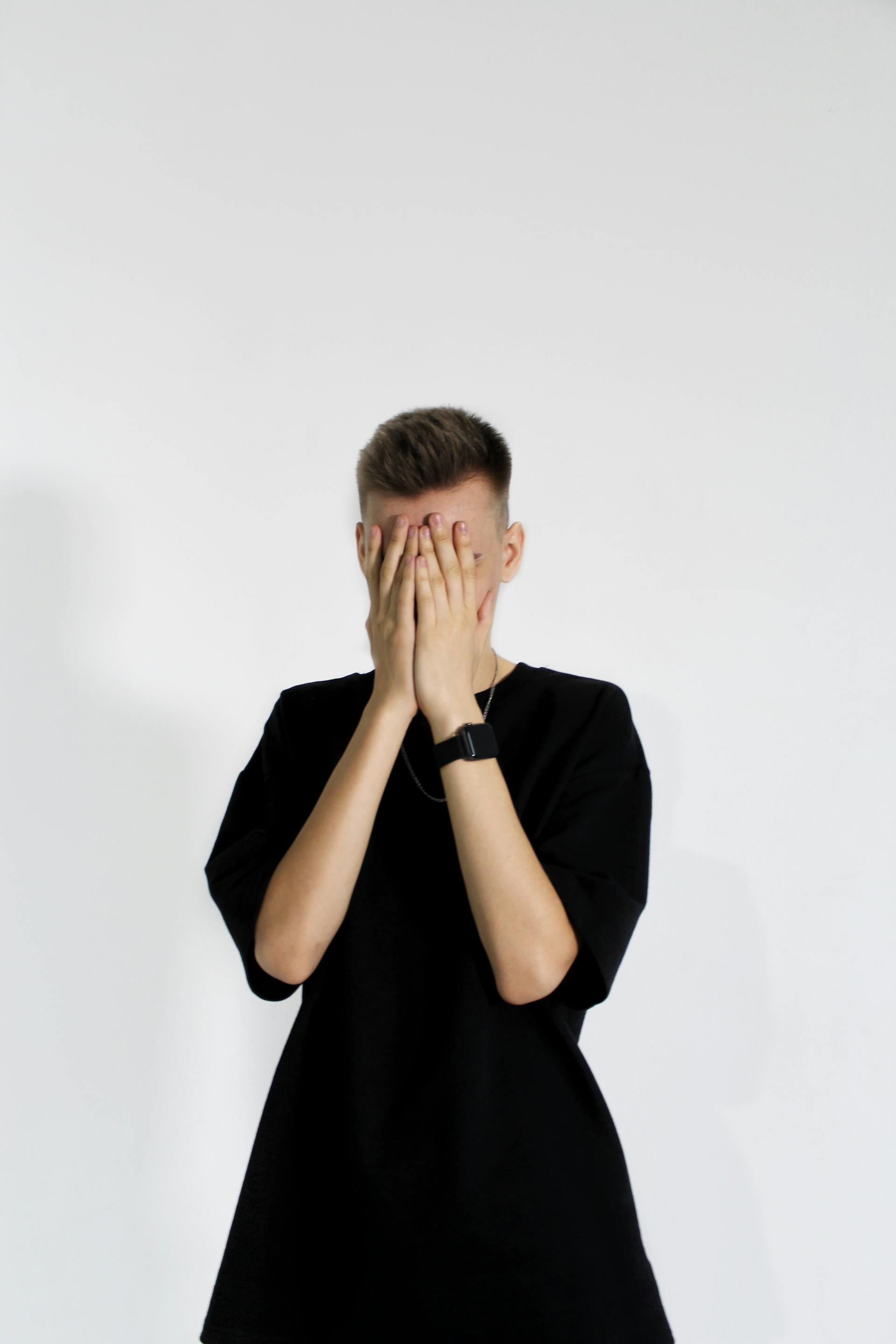 A man covering his face | Source: Pexels