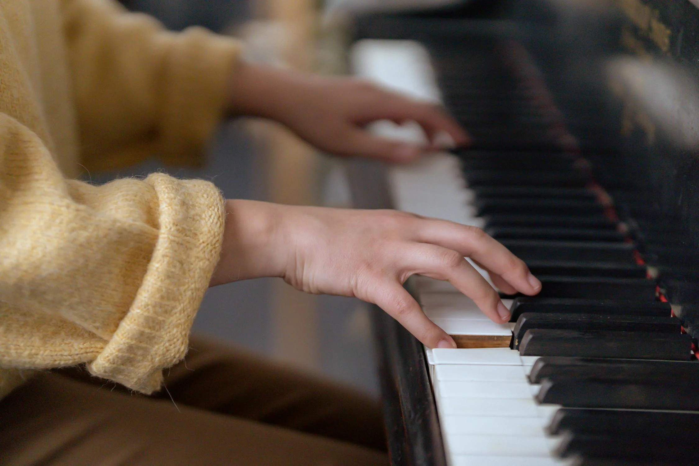 A young woman playing on the piano | Source: Pexels