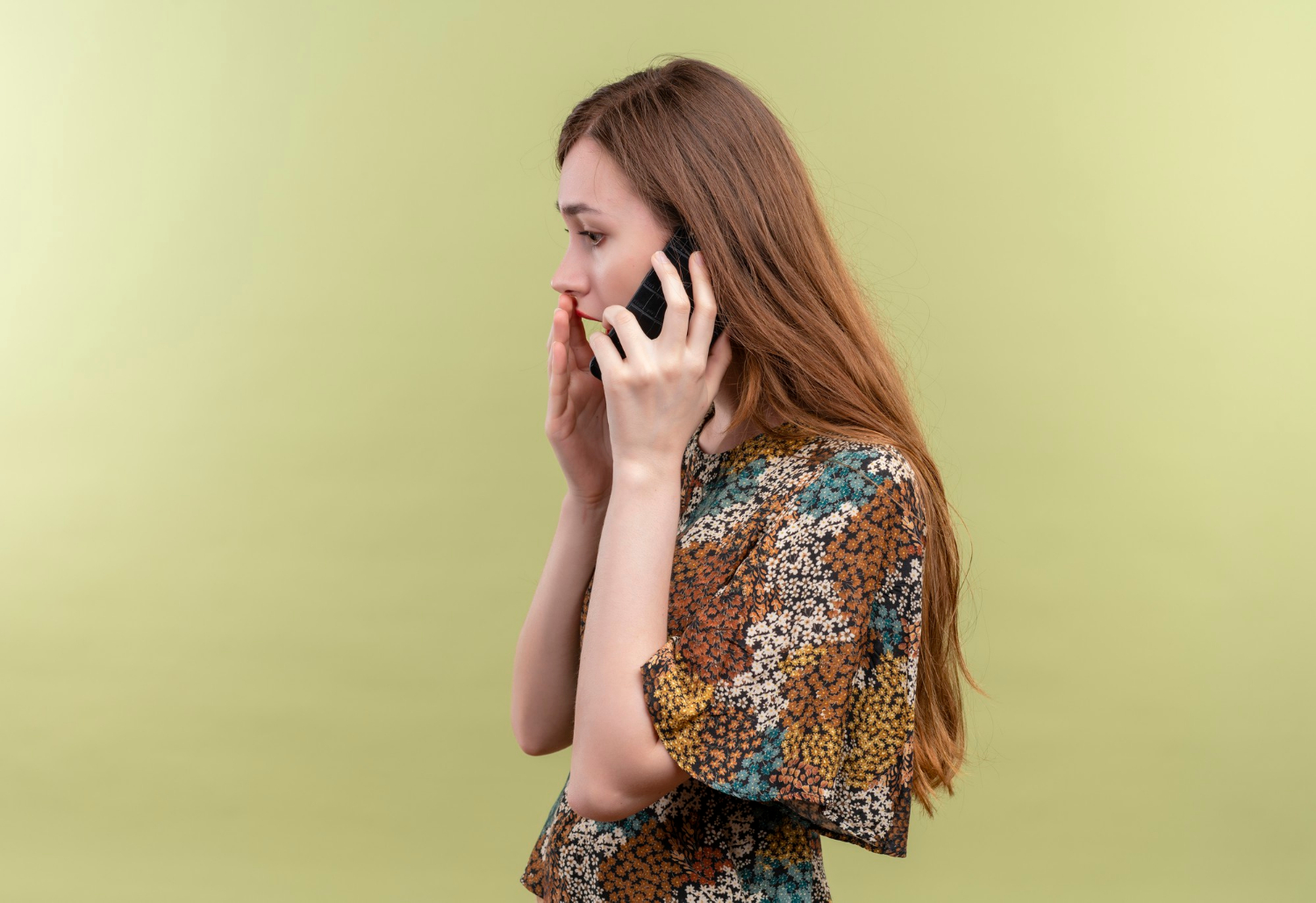 A woman talking on the phone | Source: Freepik