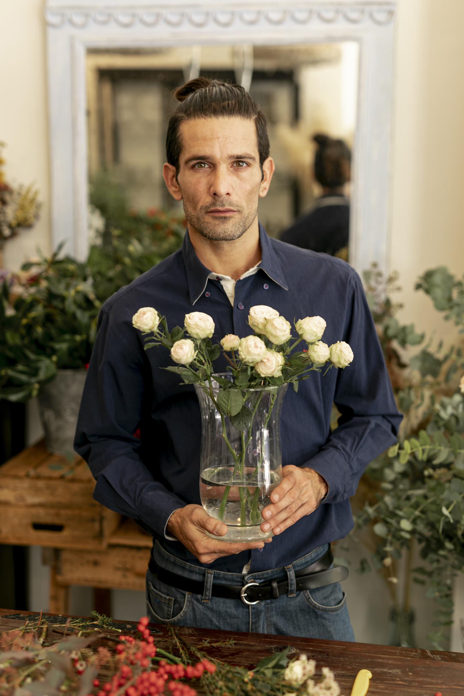 A man holding flowers | Source: Freepik