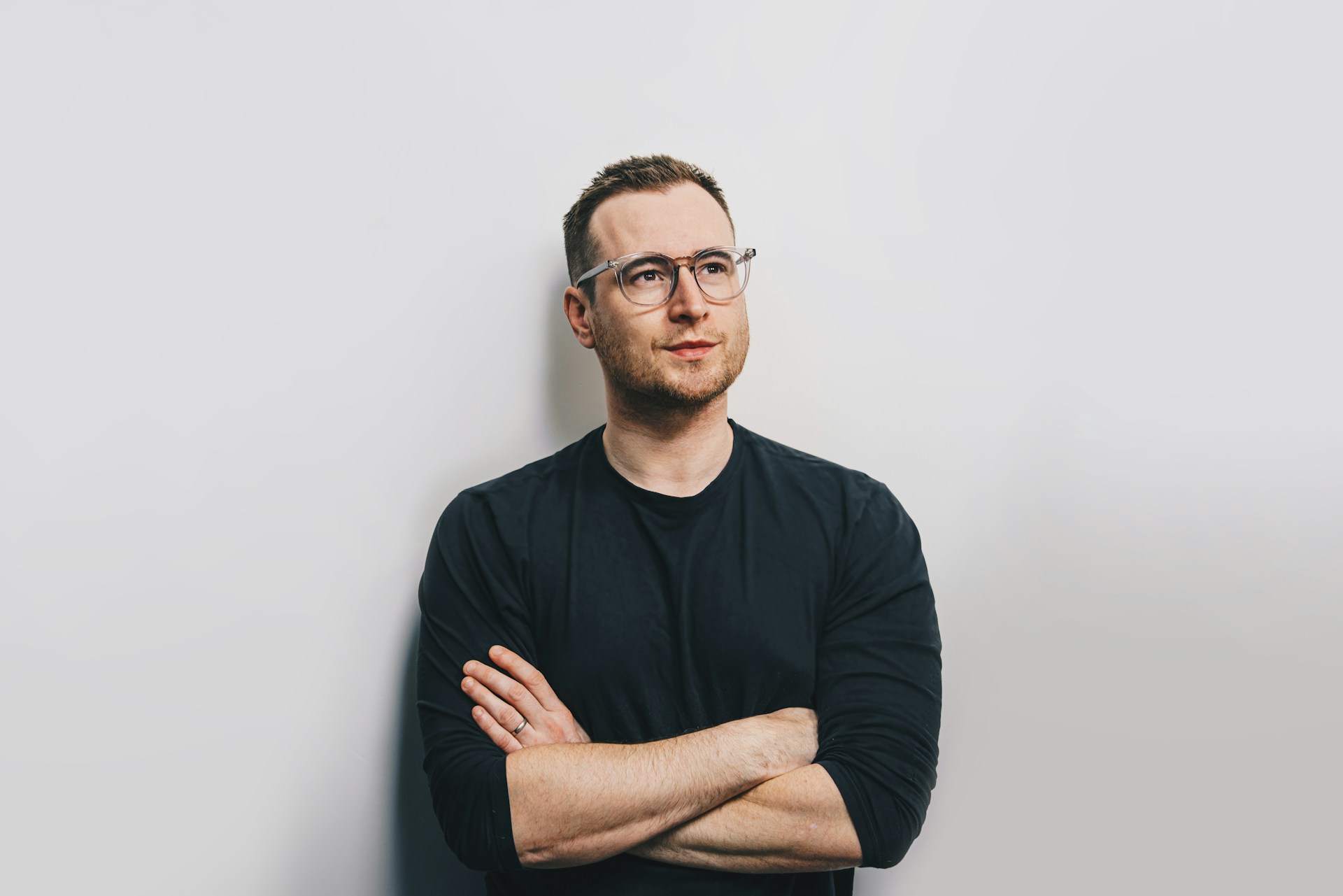 A man standing with his arms crossed | Source: Unsplash