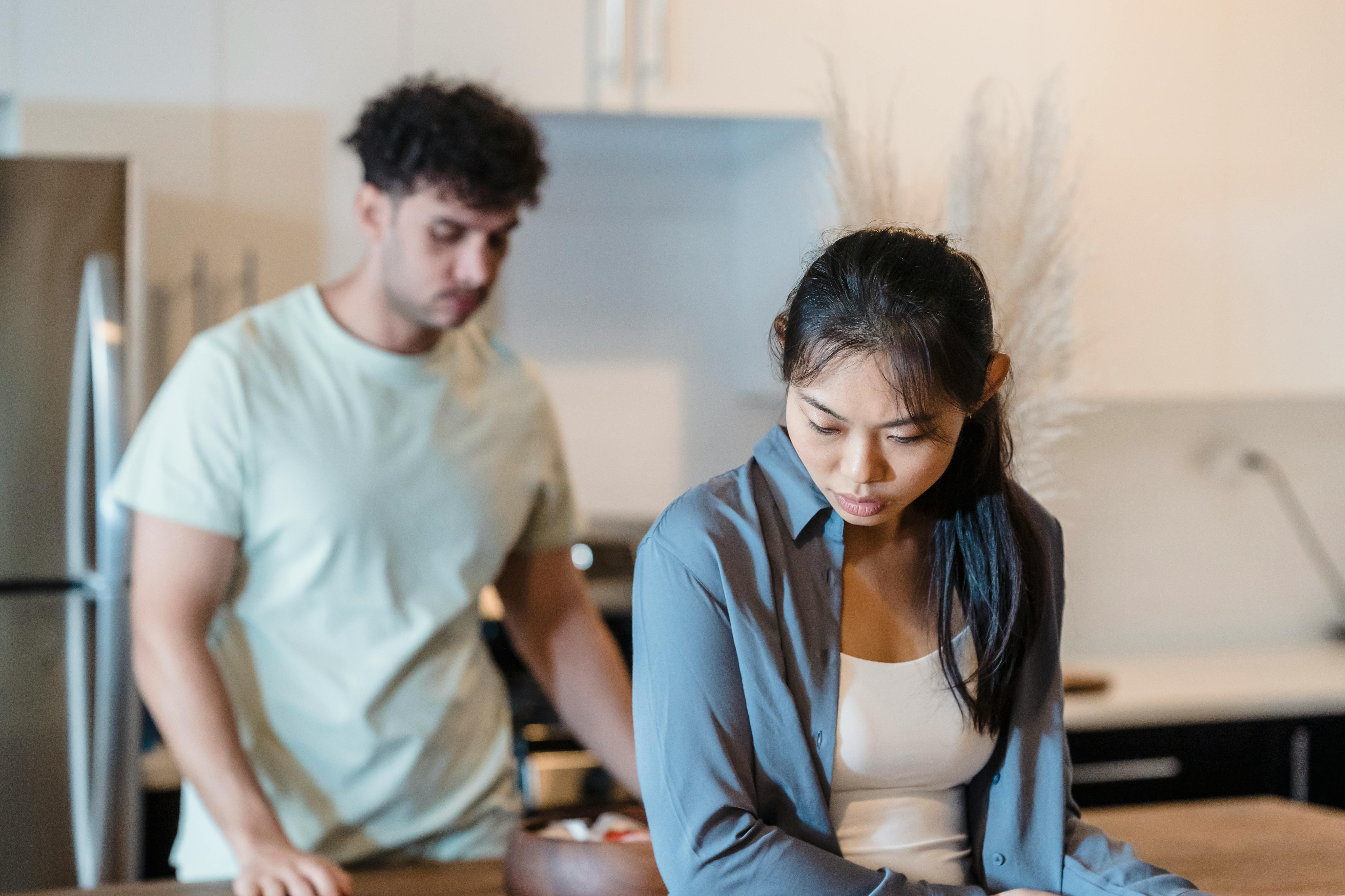 Couple appearing distant in the kitchen | Source: Pexels