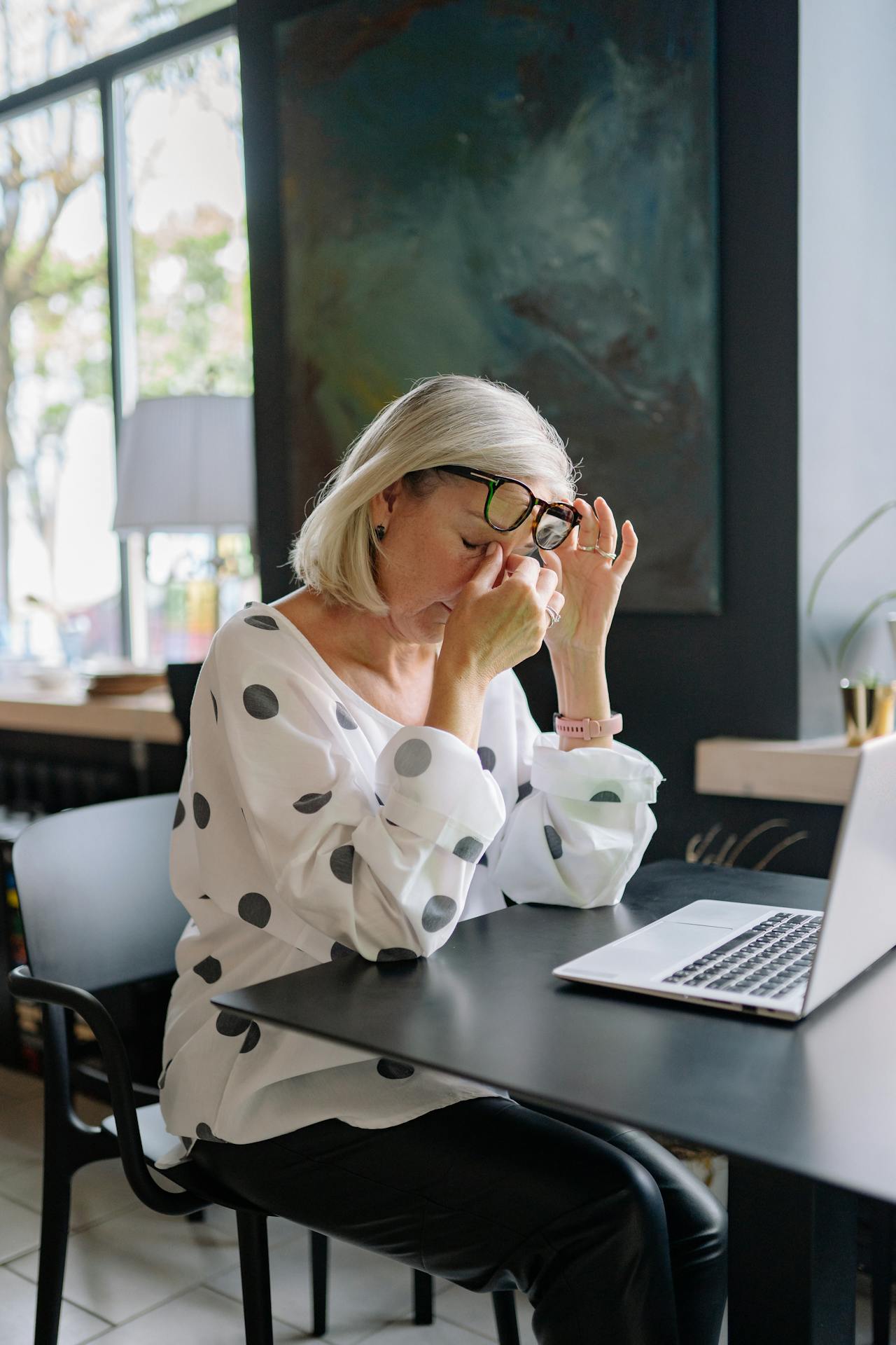 An older woman in a coffee shop | Source: Pexels