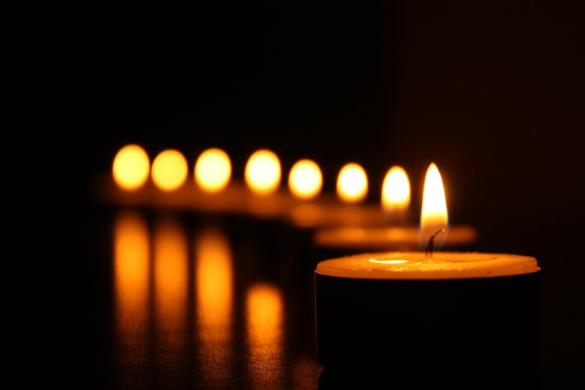 A line of candles | Source: Pexels