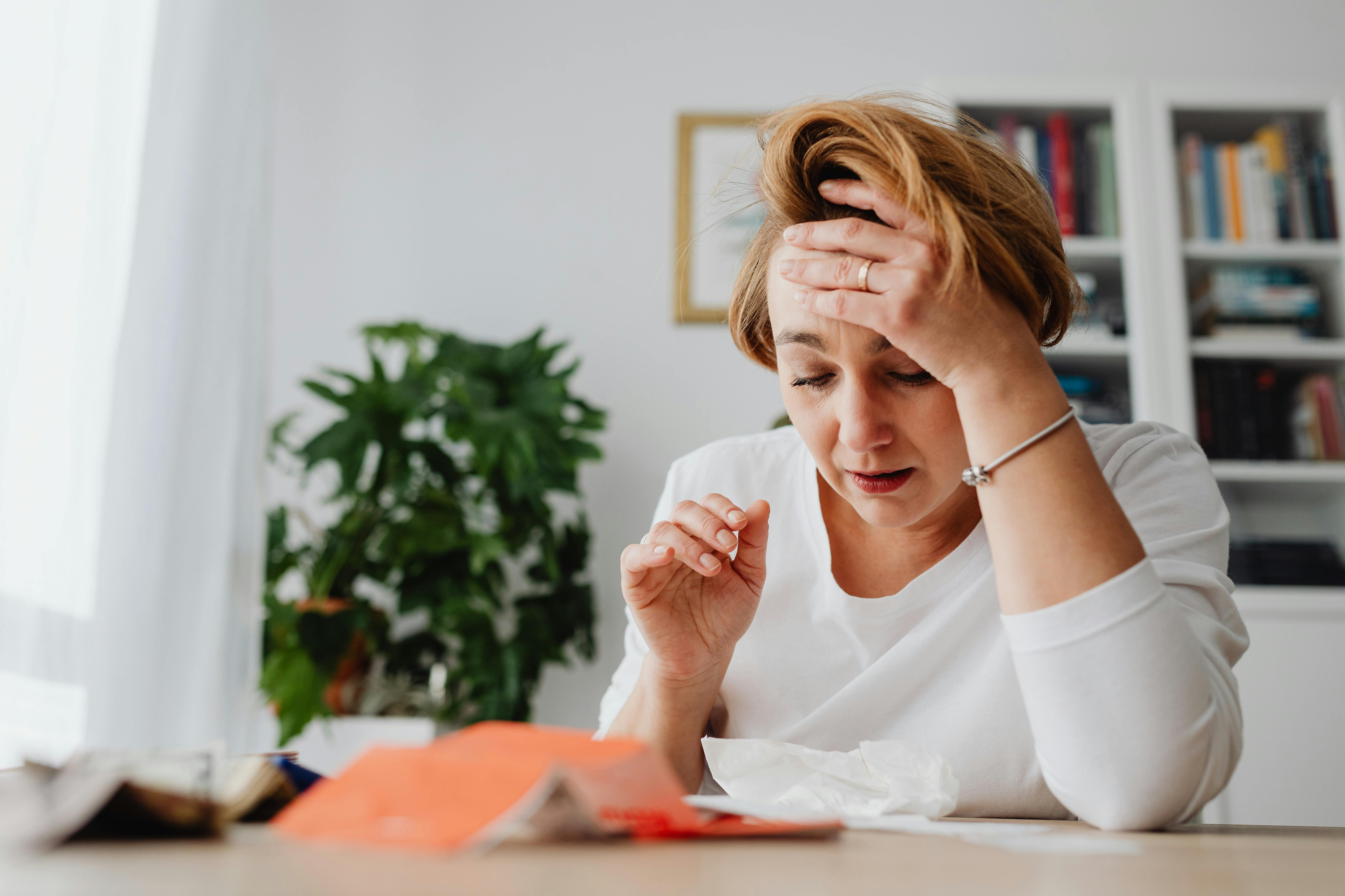 Tired woman working | Source: Pexels