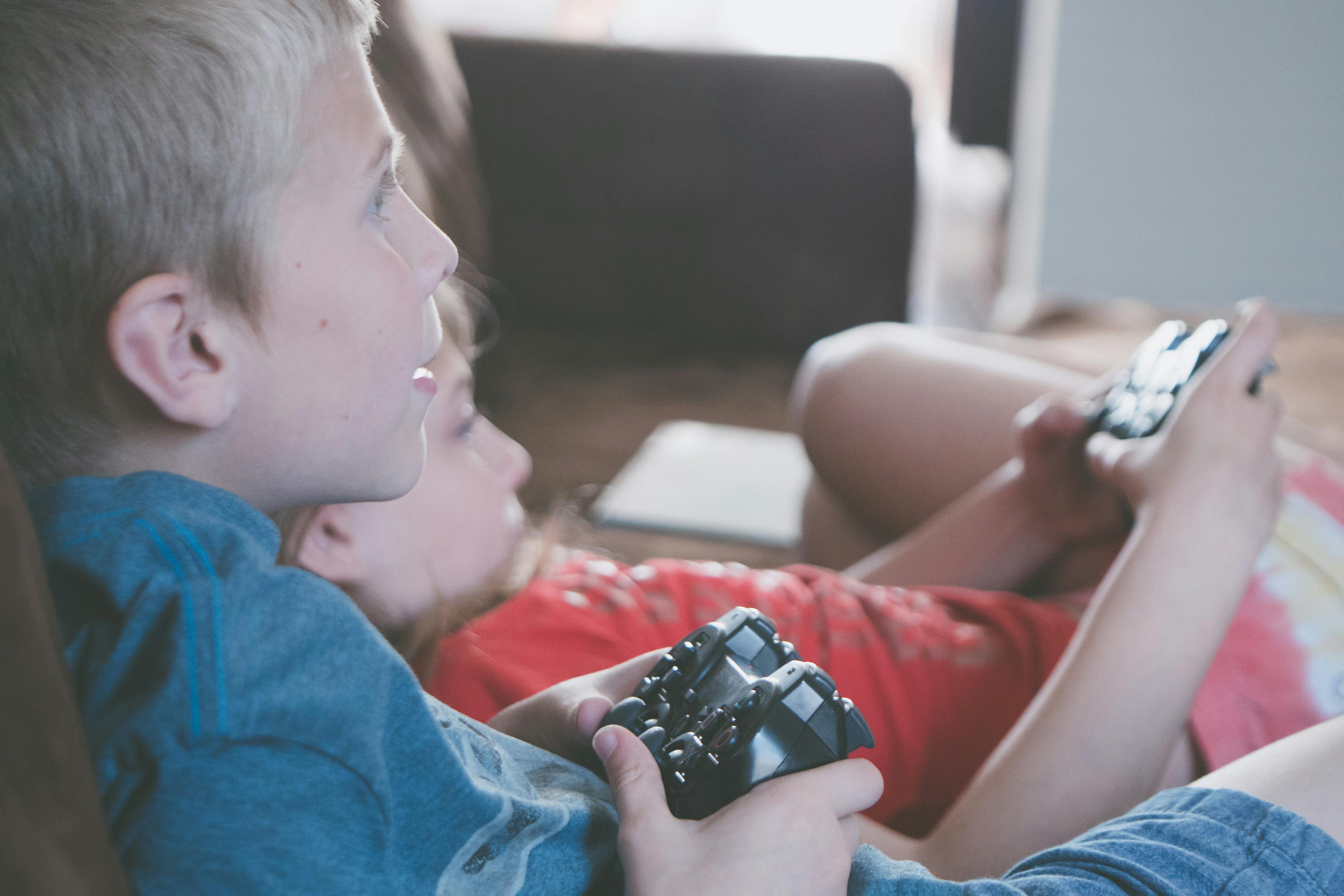 Niños jugando a un videojuego | Fuente: Pexels