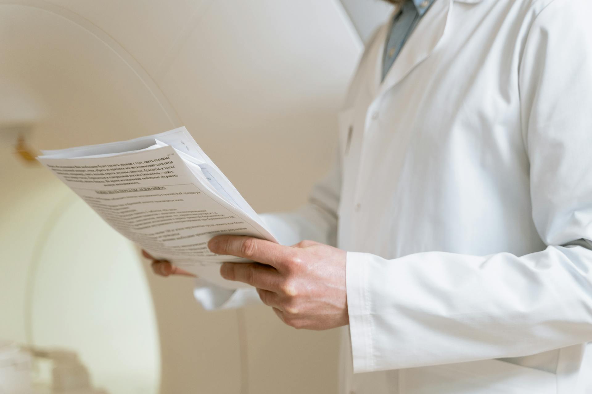 A doctor holding papers | Source: Pexels