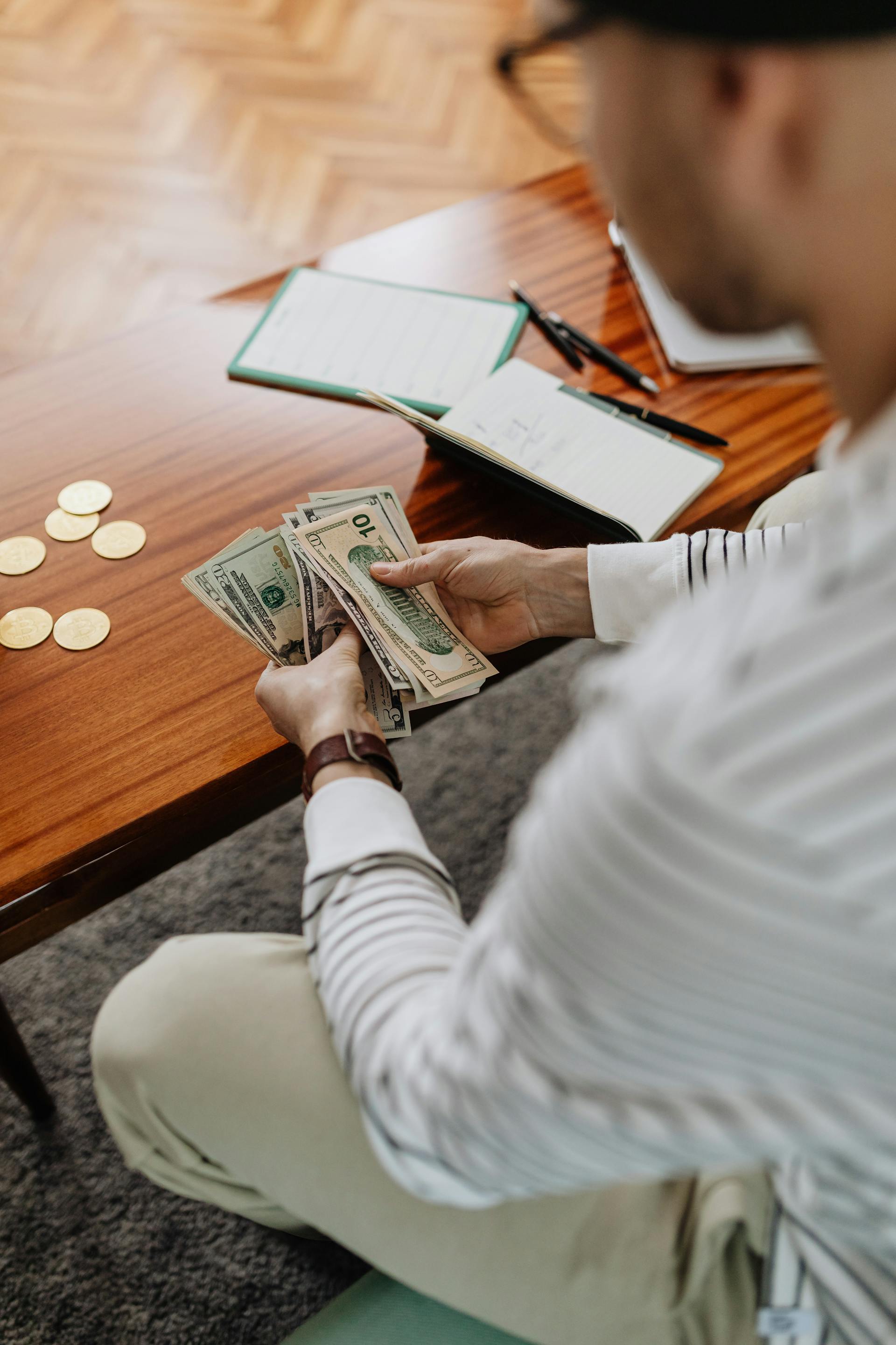 A man counting money | Source: Pexels