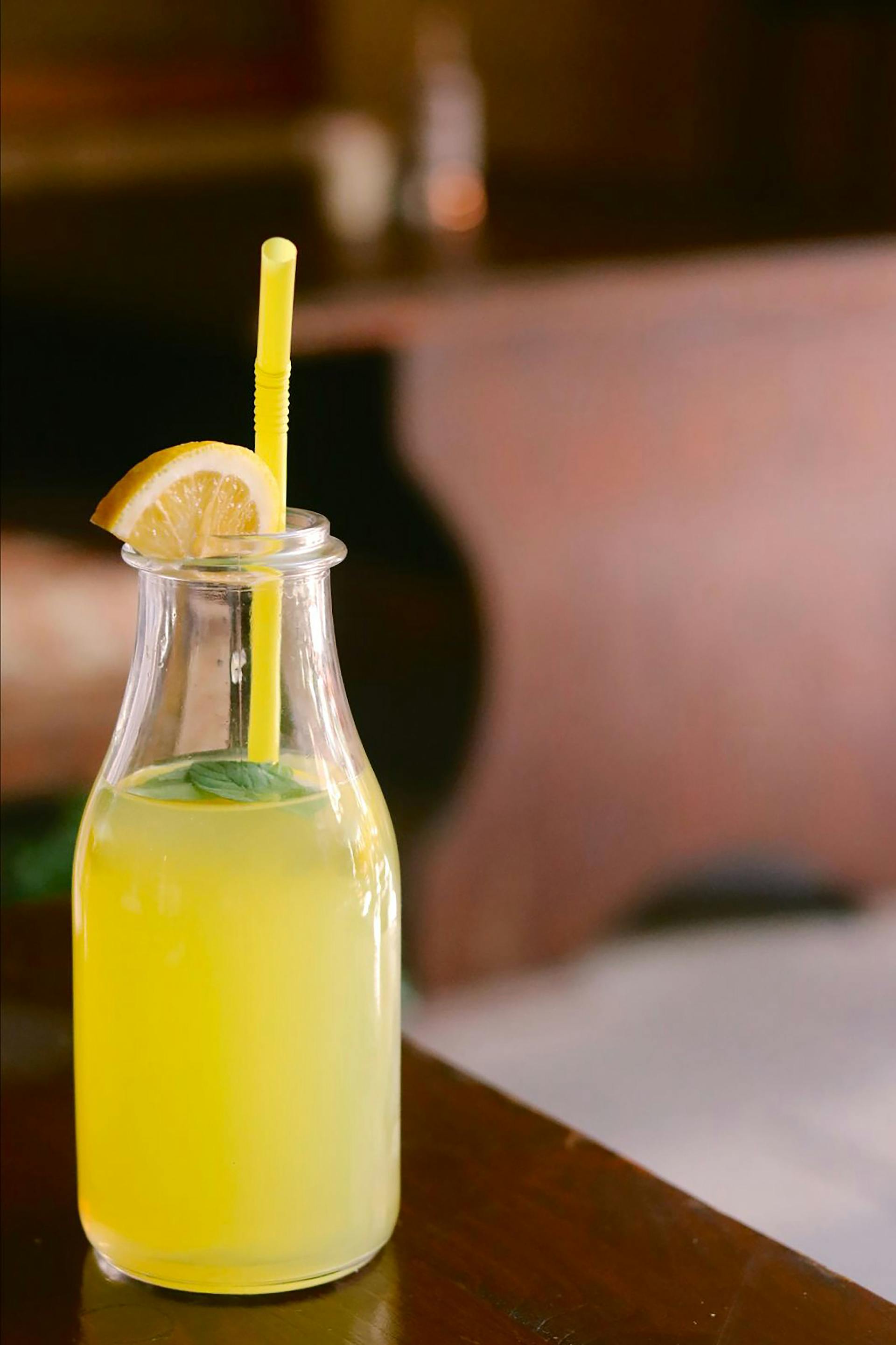 A bottle of lemonade | Source: Pexels