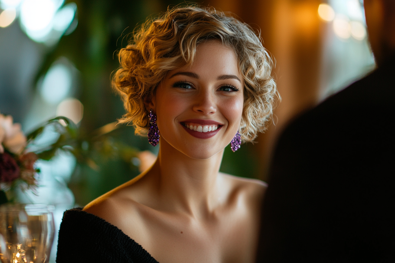 Une femme souriante assise dans un restaurant | Source : Midjourney