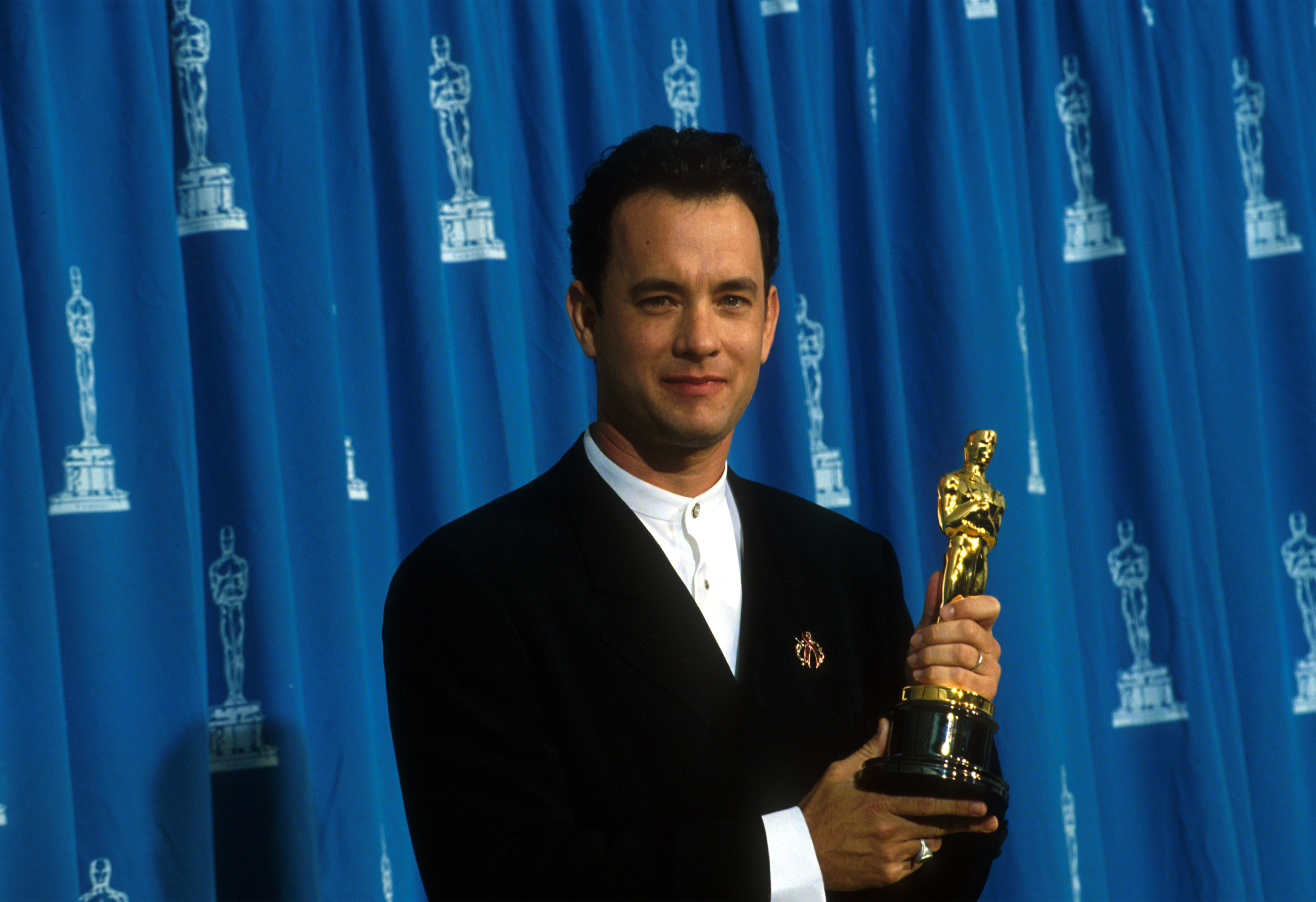 Tom Hanks receives his Oscar at the Academy Awards in Los Angeles, California on March 27, 1995. | Source: Getty Images