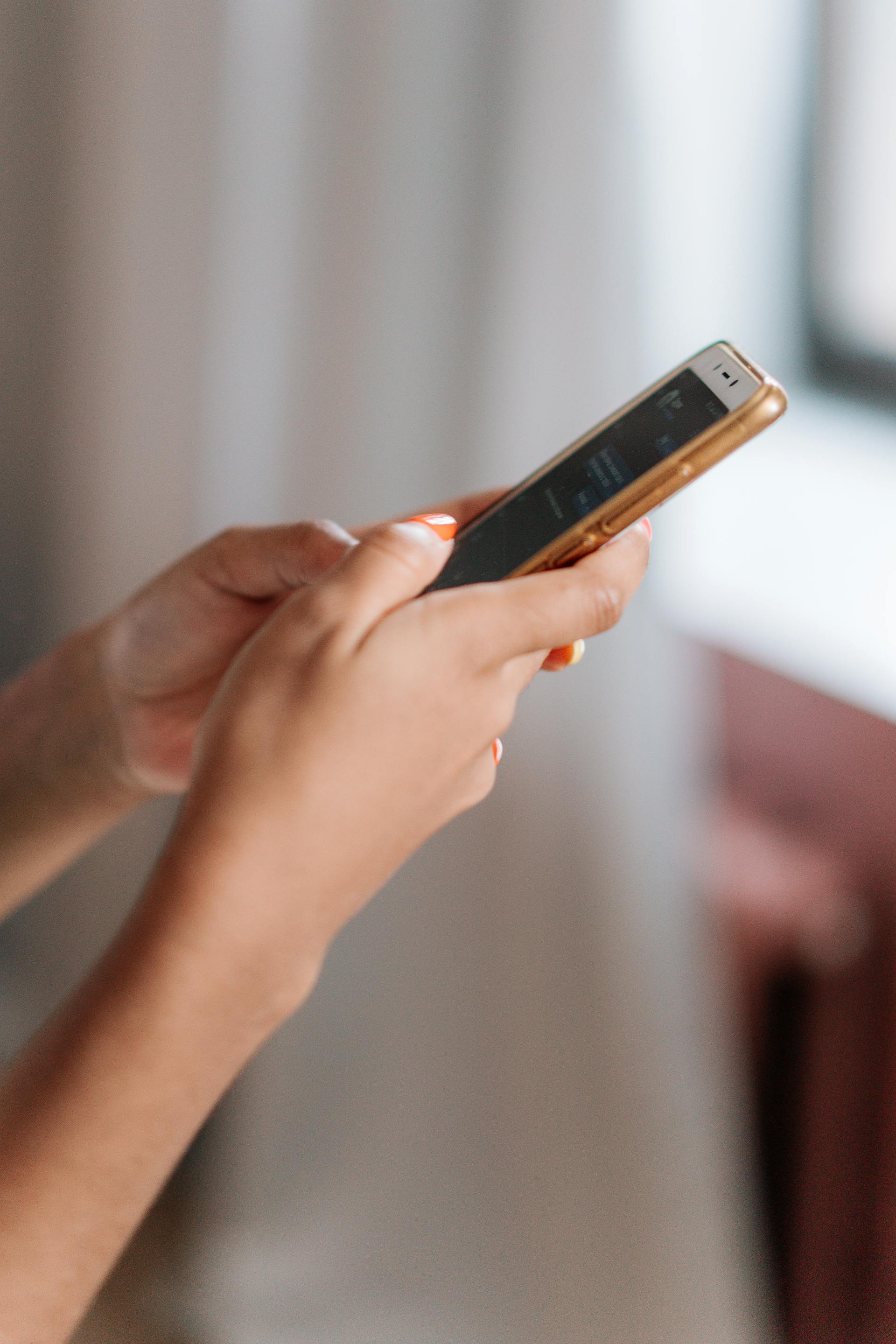 A woman typing on her cell phone | Source: Pexels