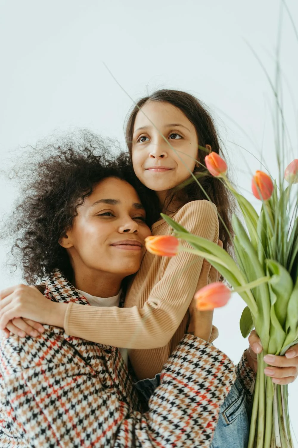 Una mujer abrazando a su hija | Fuente: Pexels