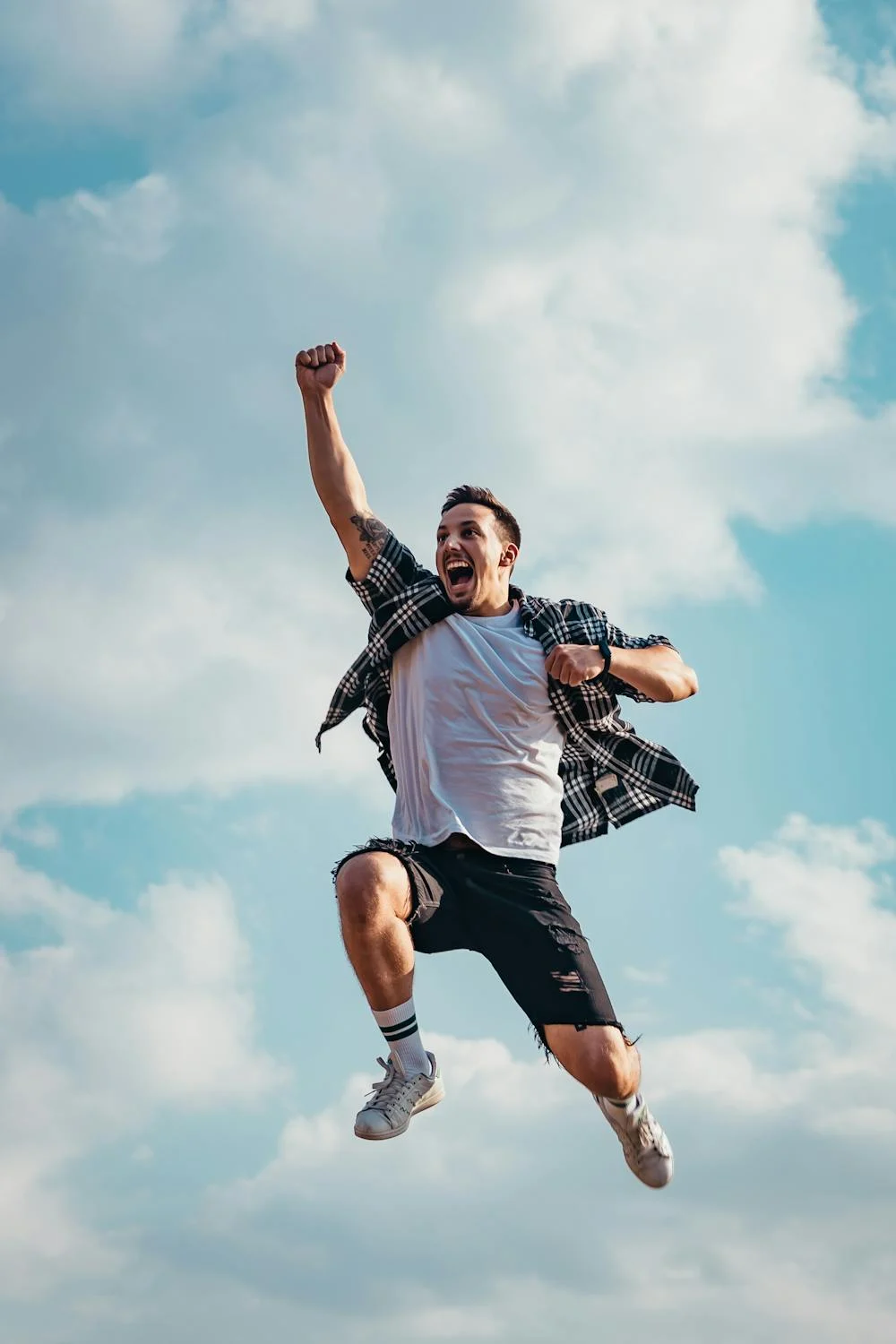 A happy man jumping up ⏐ Source: Pexels