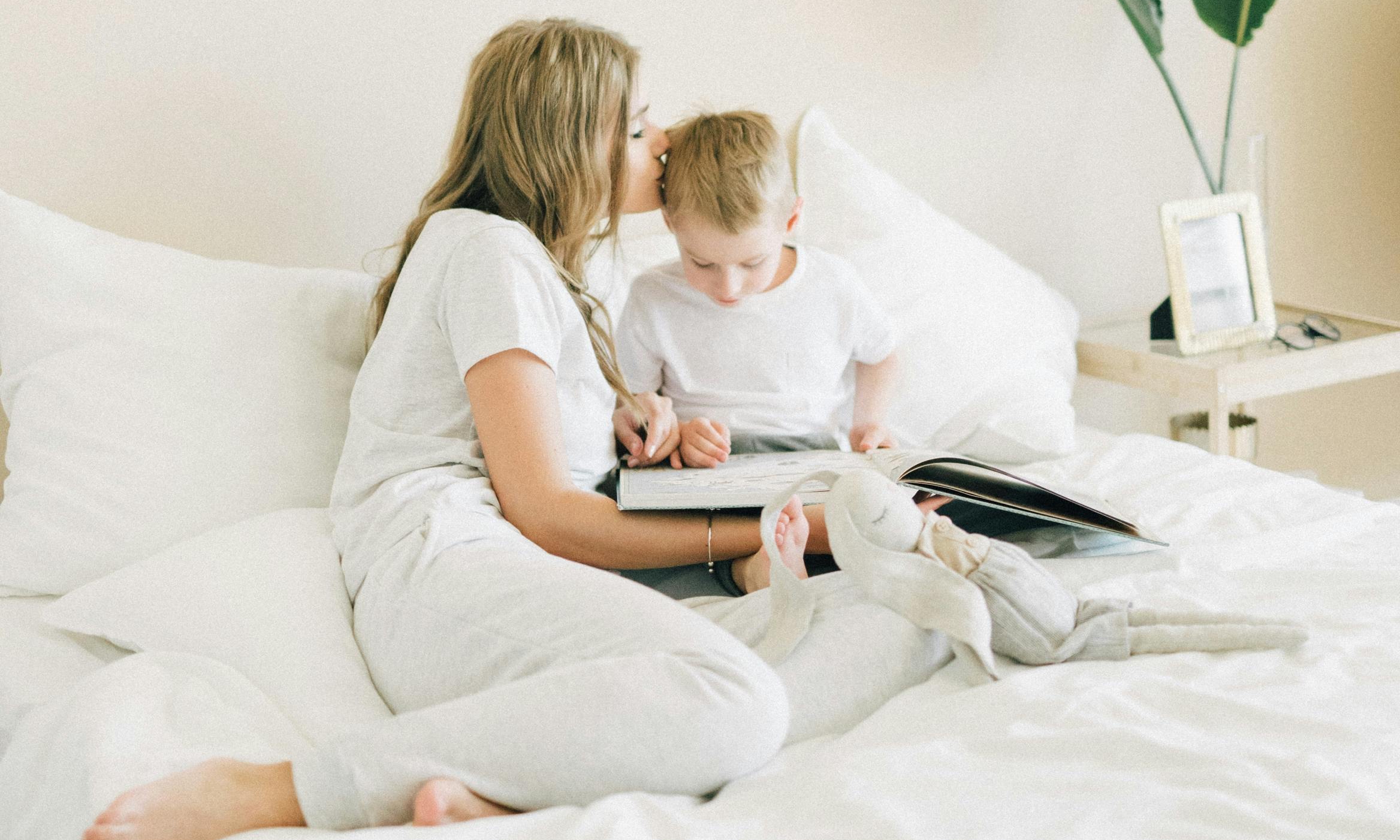 Julia beside one of her children, trying to maintain composure | Source: Pexels