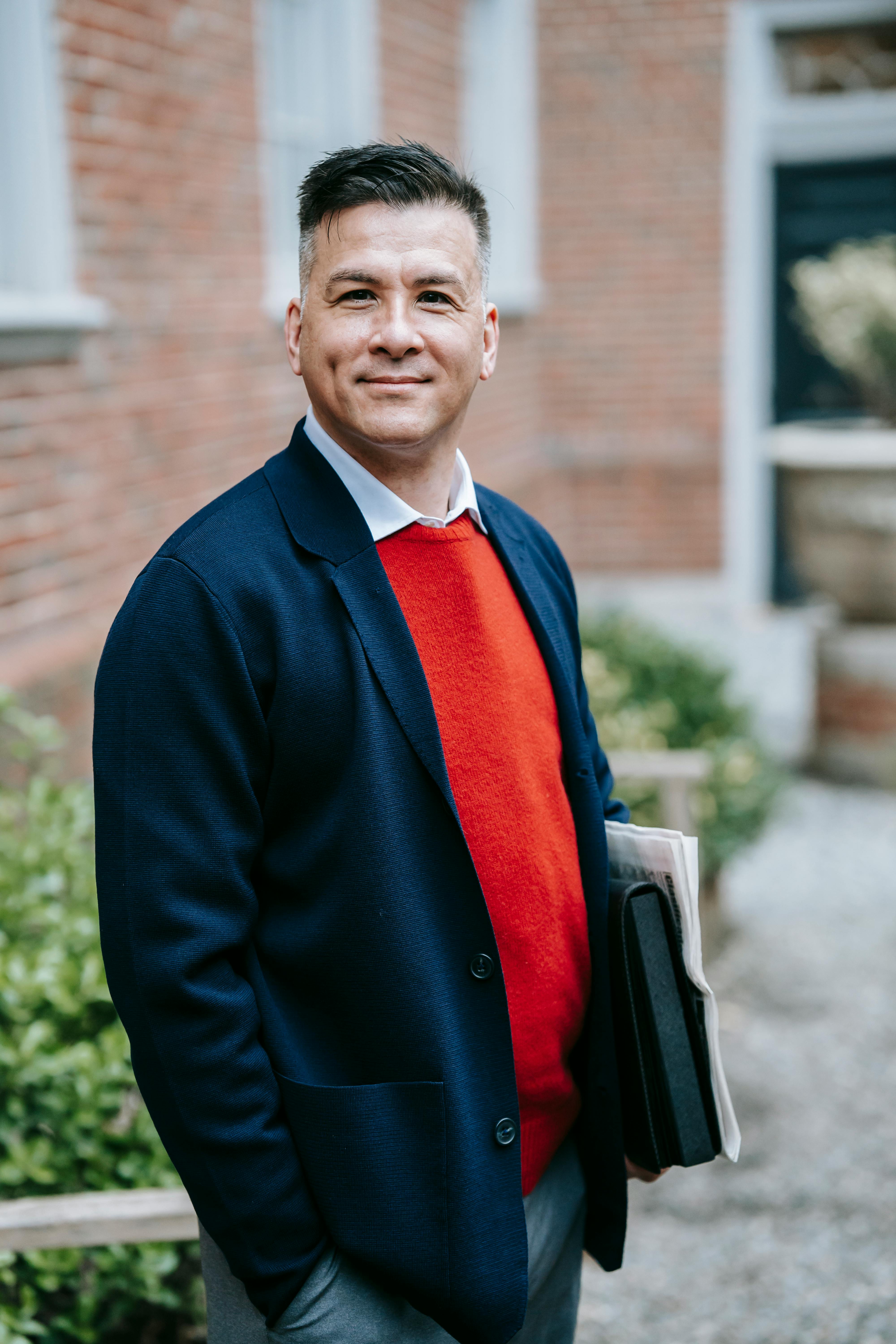 A man dressed in formal clothing smiling | Source: Pexels