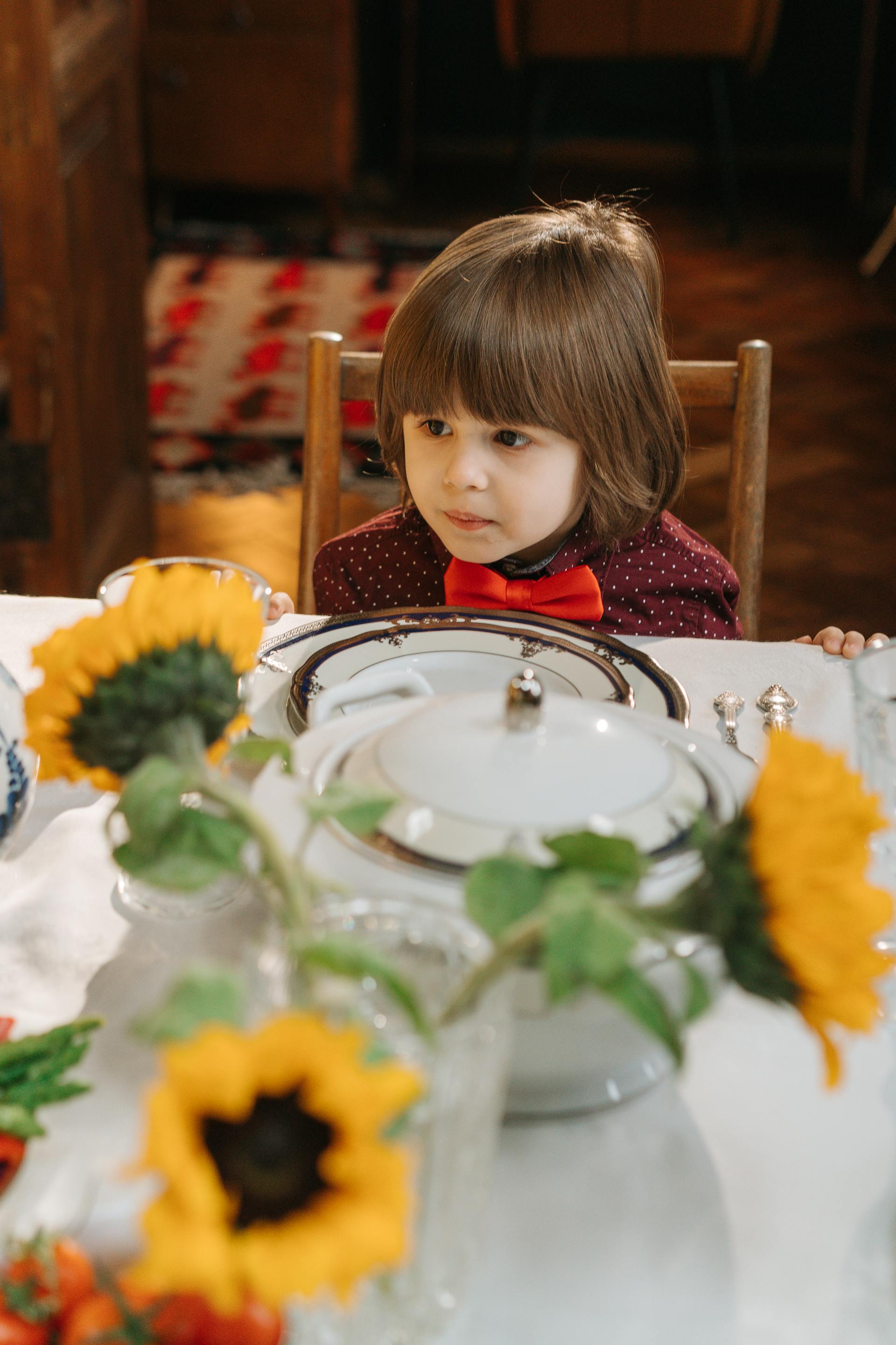 A young child staring at someone | Source: Pexels