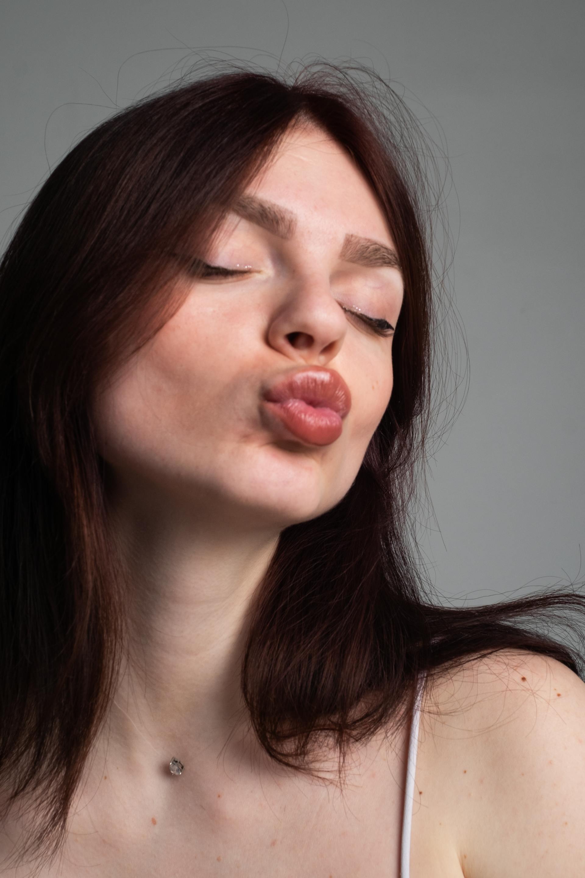 A woman pursing her lips | Source: Pexels