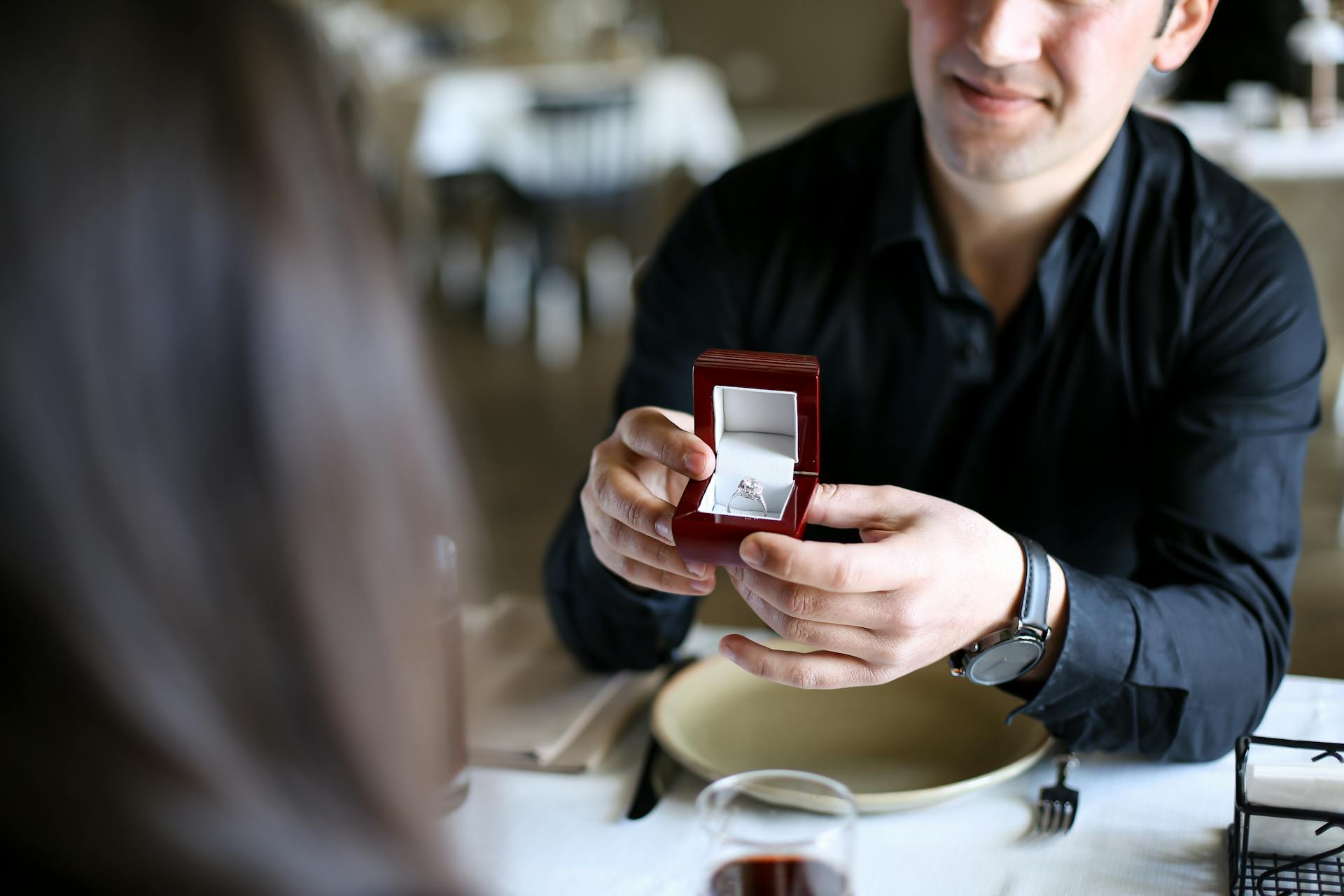 Un homme tenant un écrin à bagues | Source : Pexels