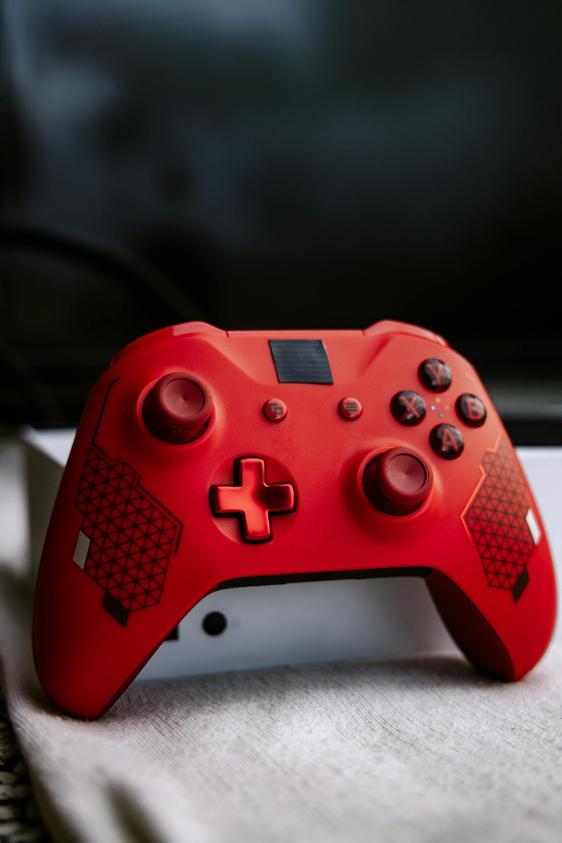A close-up shot of a red Xbox controller | Source: Pexels