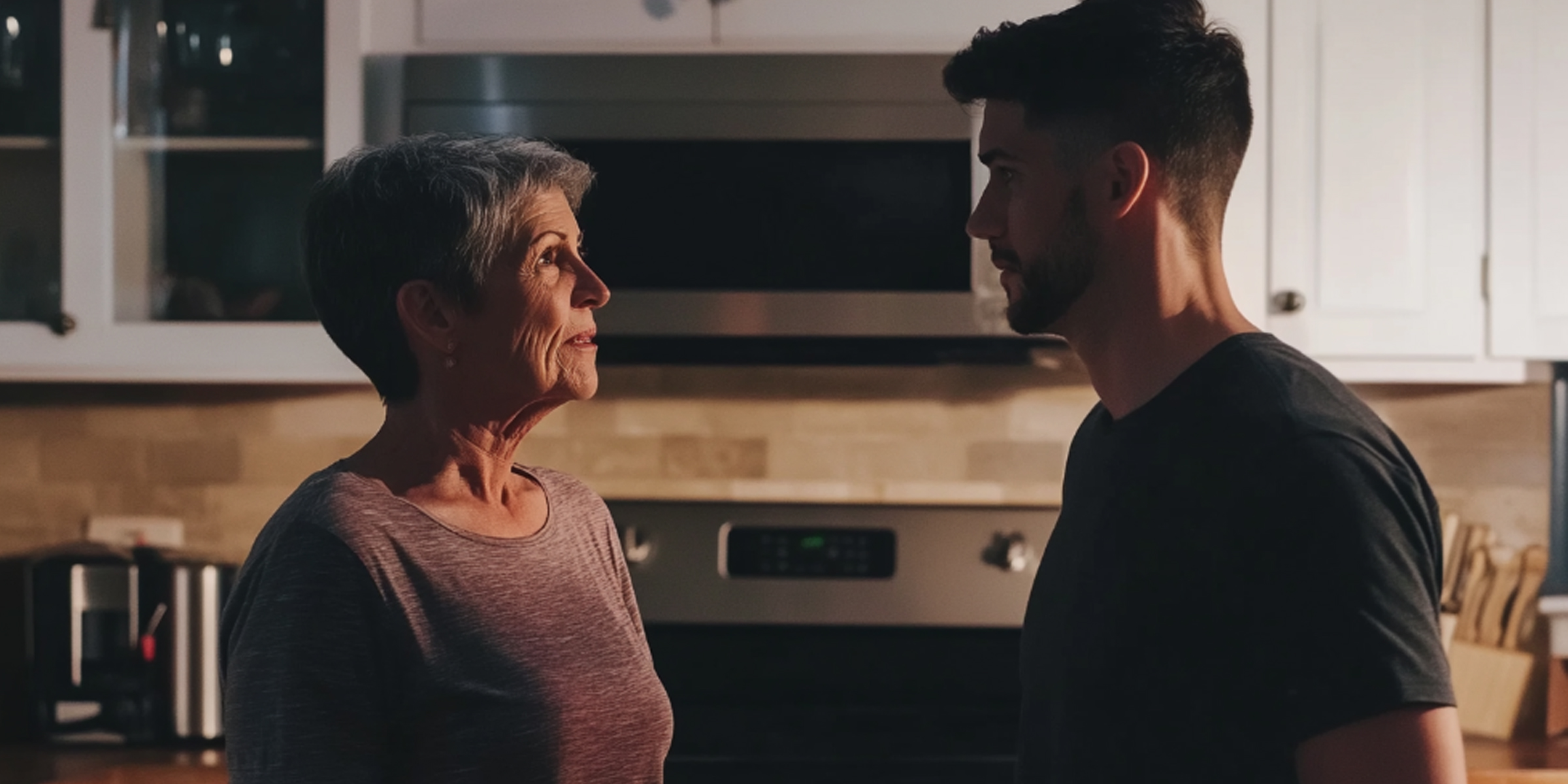 An older woman talking to a young man in the kitchen | Source: AmoMama