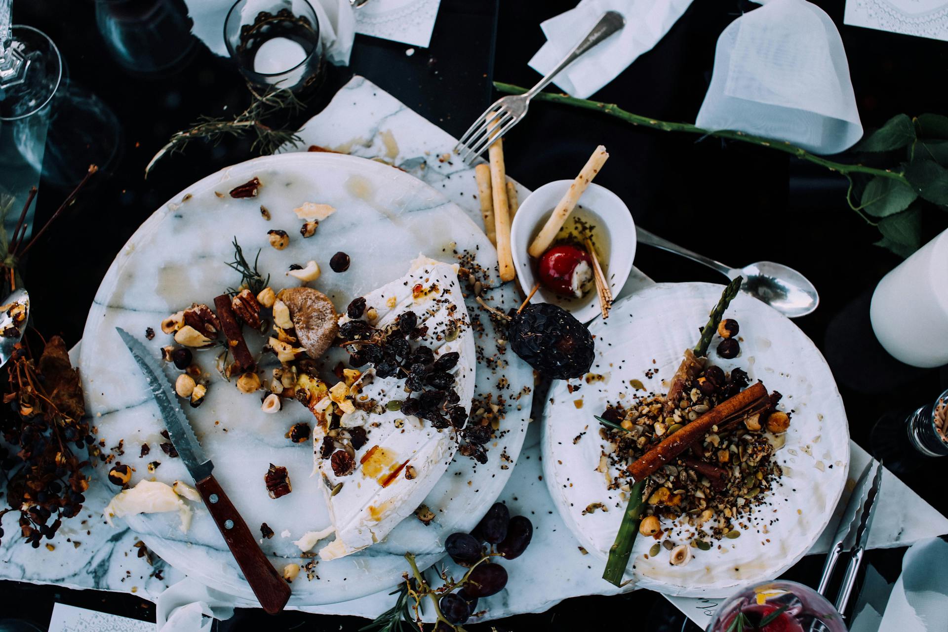 Plates with leftover food | Source: Pexels