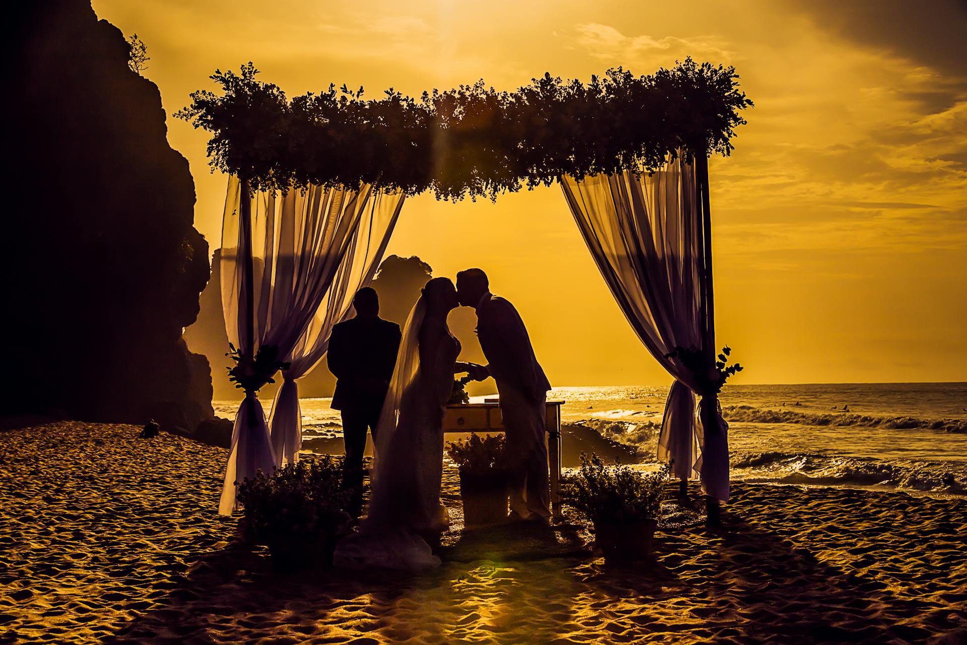 A stunning beach wedding | Source: Pexels