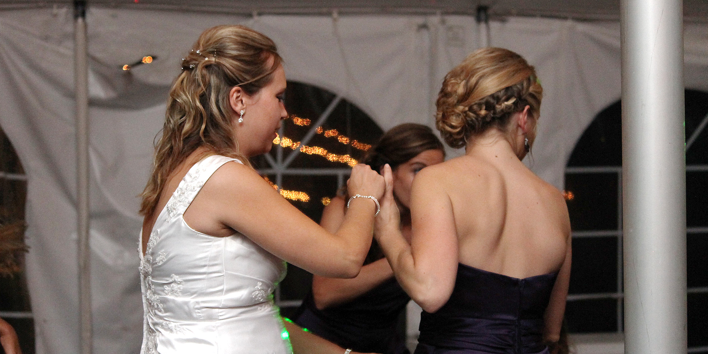 A bride holding a woman's hand | Source: Flickr