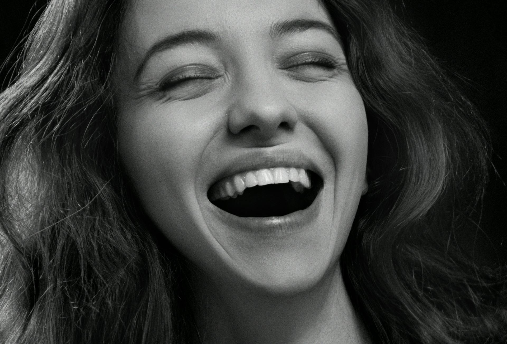 A woman laughing | Source: Pexels