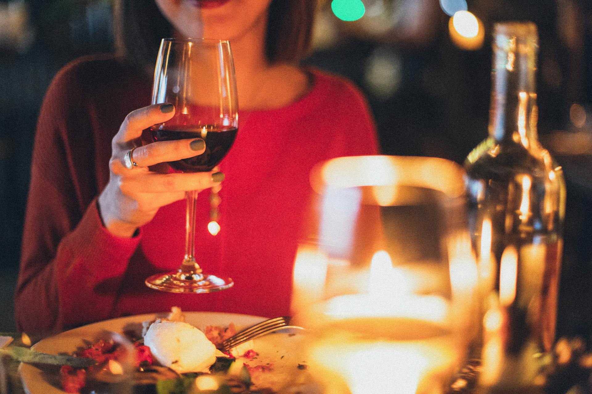 A woman at a dinner table | Source: Pexels