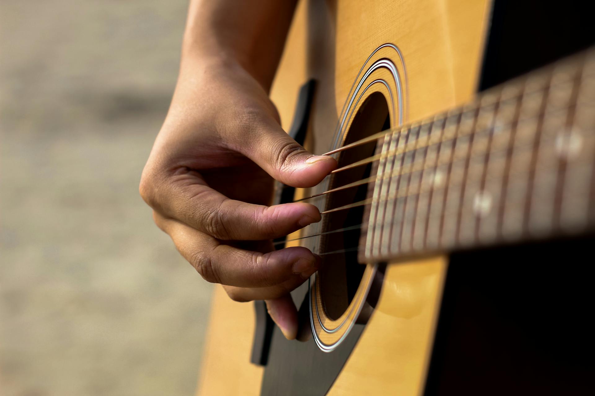 Uma pessoa tocando violão | Fonte: Pexels