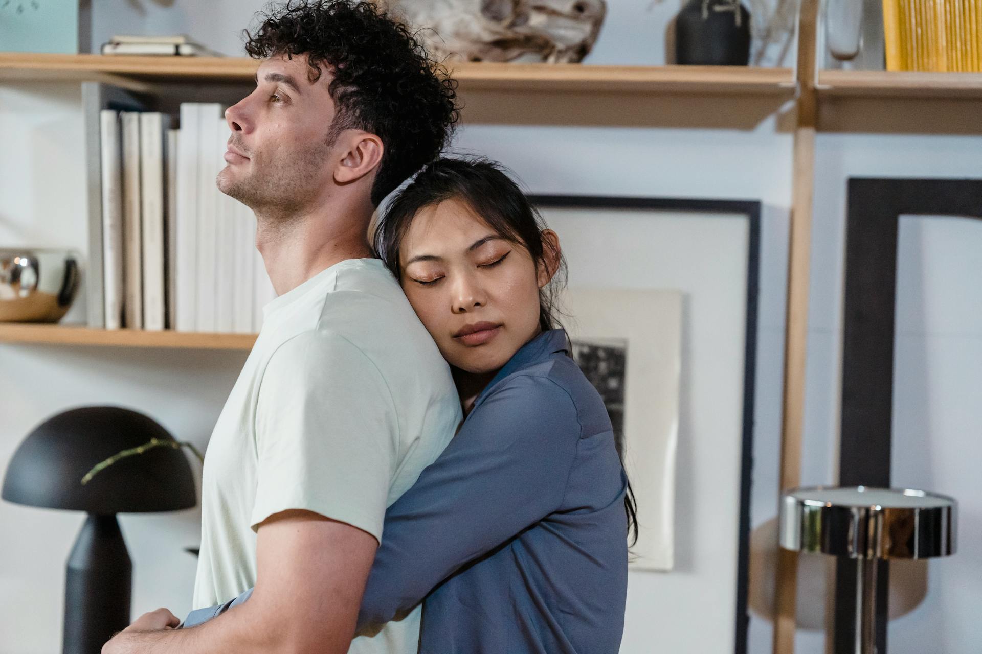 Two people hugging | Source: Pexels
