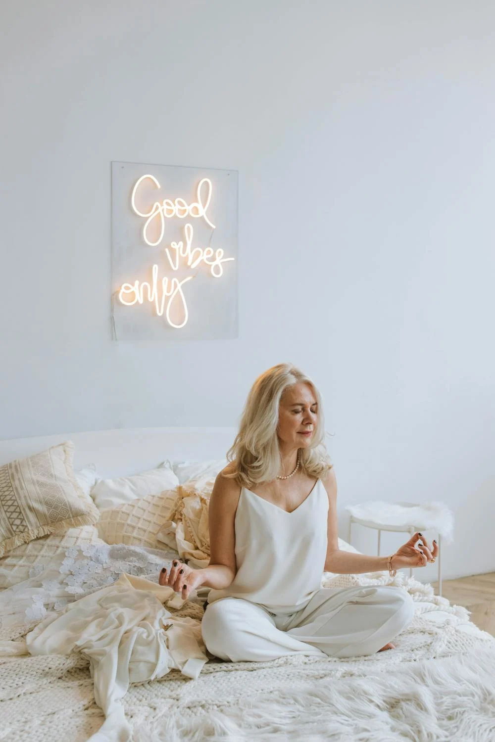 A woman meditating in her bedroom | Source: Pexels